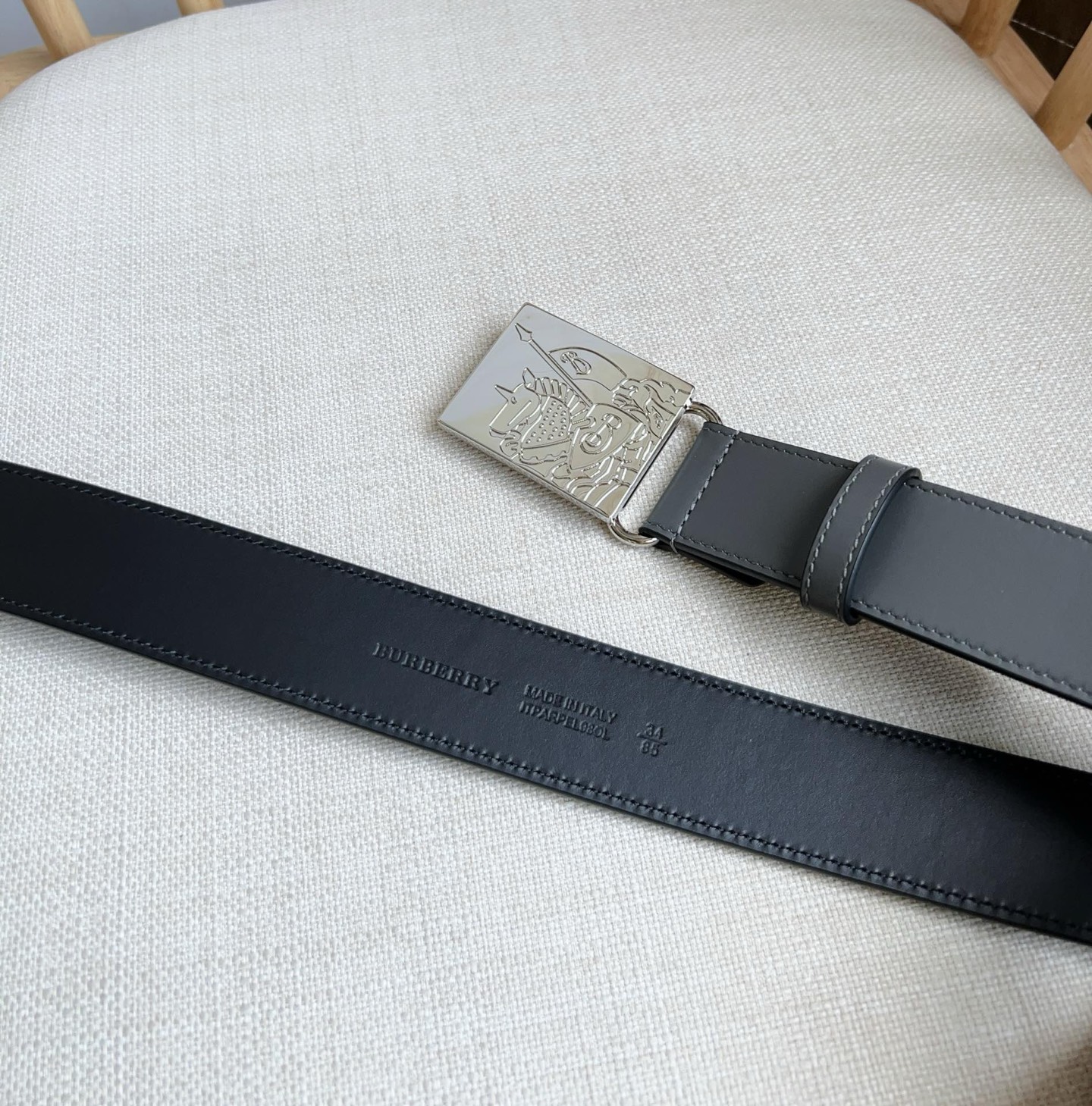 Burberry 巴宝莉专柜同步上新🎉🎉马术骑士饰牌搭配对比感缉明线细节 饰牌搭扣装饰品牌专属标识图案 