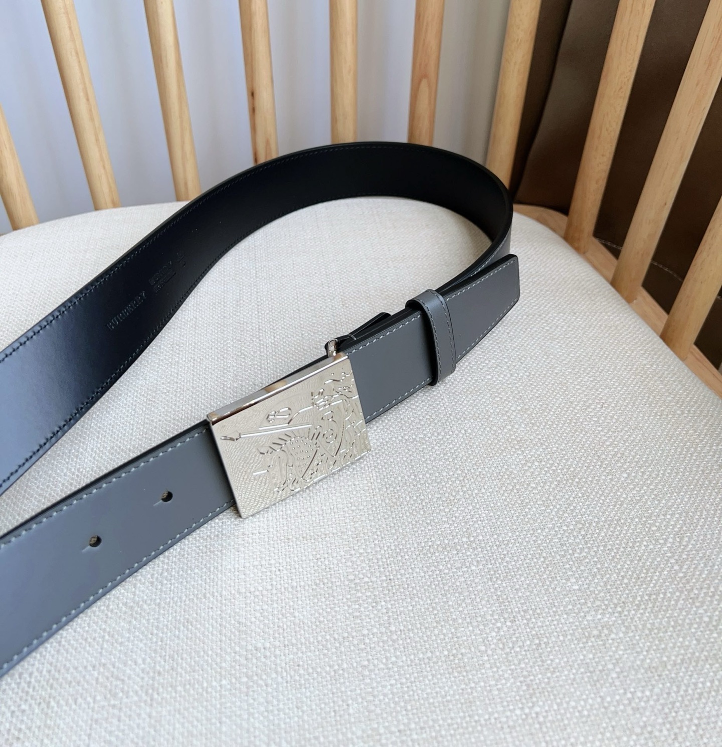 Burberry 巴宝莉专柜同步上新🎉🎉马术骑士饰牌搭配对比感缉明线细节 饰牌搭扣装饰品牌专属标识图案 