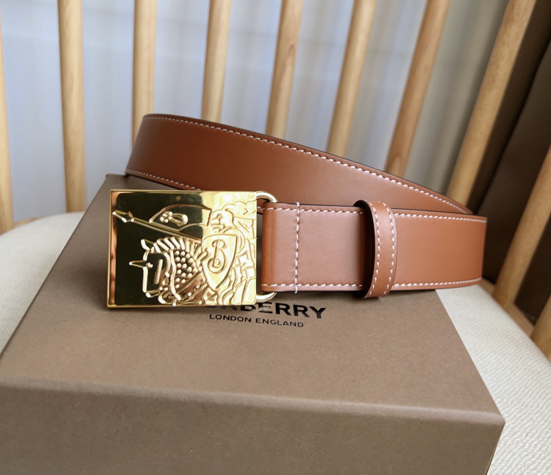 Burberry 巴宝莉专柜同步上新🎉🎉马术骑士饰牌搭配对比感缉明线细节 饰牌搭扣装饰品牌专属标识图案 