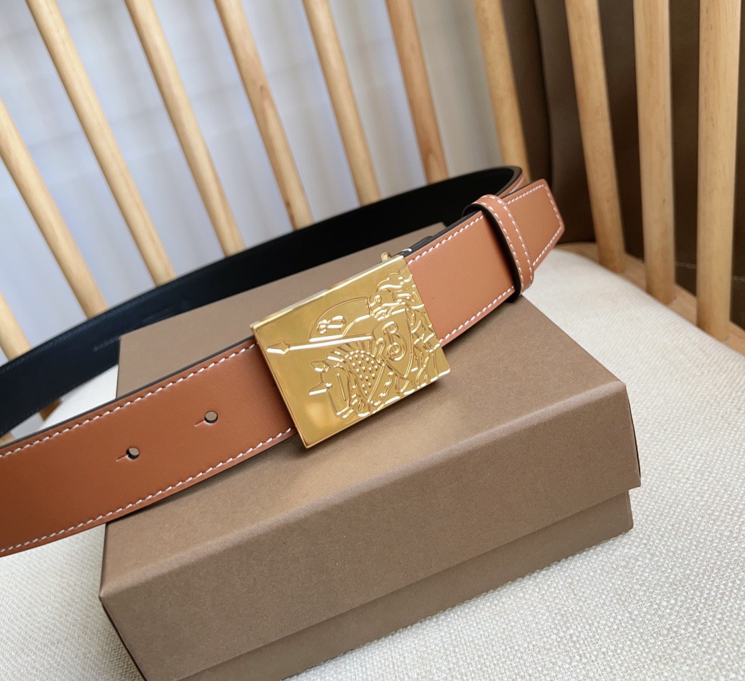 Burberry 巴宝莉专柜同步上新🎉🎉马术骑士饰牌搭配对比感缉明线细节 饰牌搭扣装饰品牌专属标识图案 