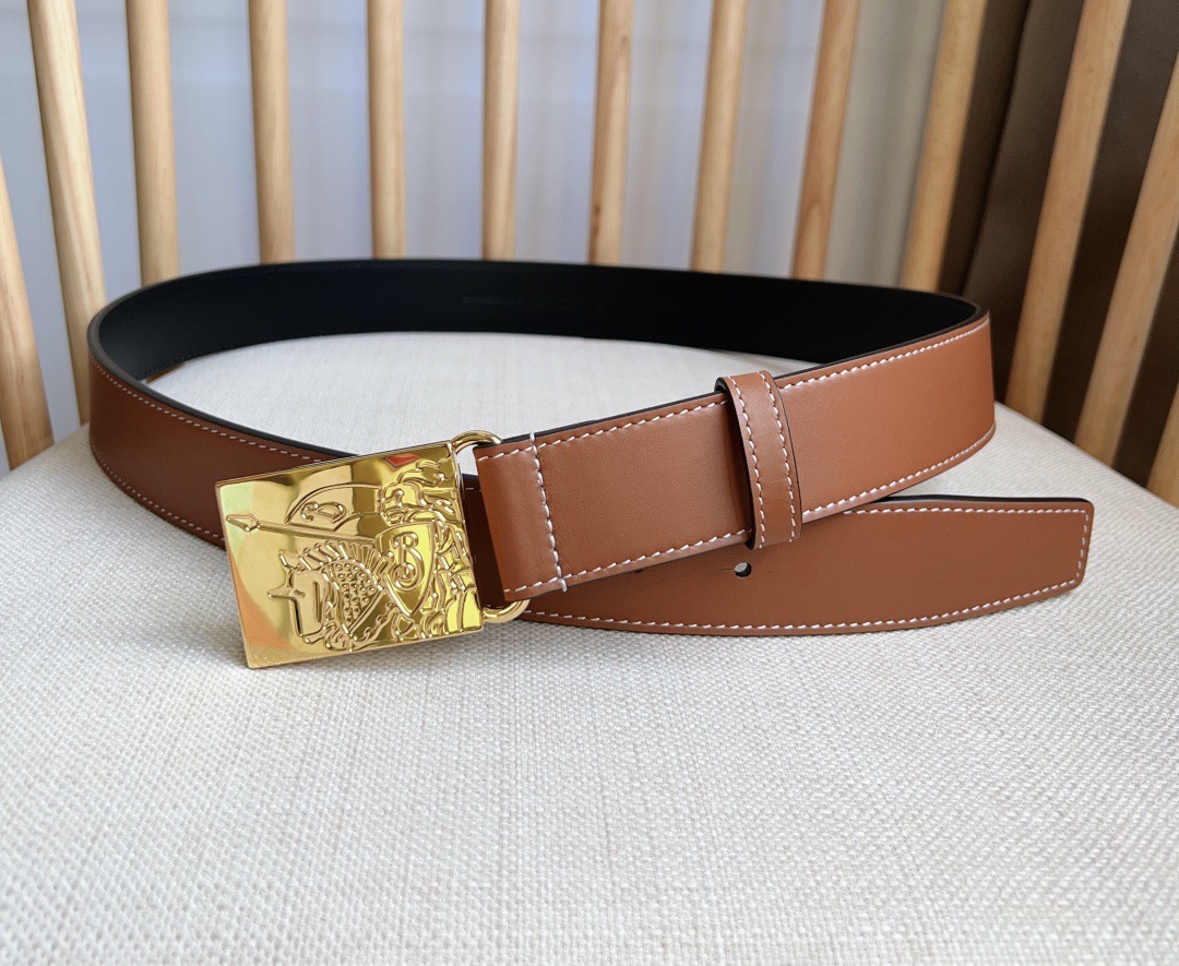 Burberry 巴宝莉专柜同步上新🎉🎉马术骑士饰牌搭配对比感缉明线细节 饰牌搭扣装饰品牌专属标识图案 