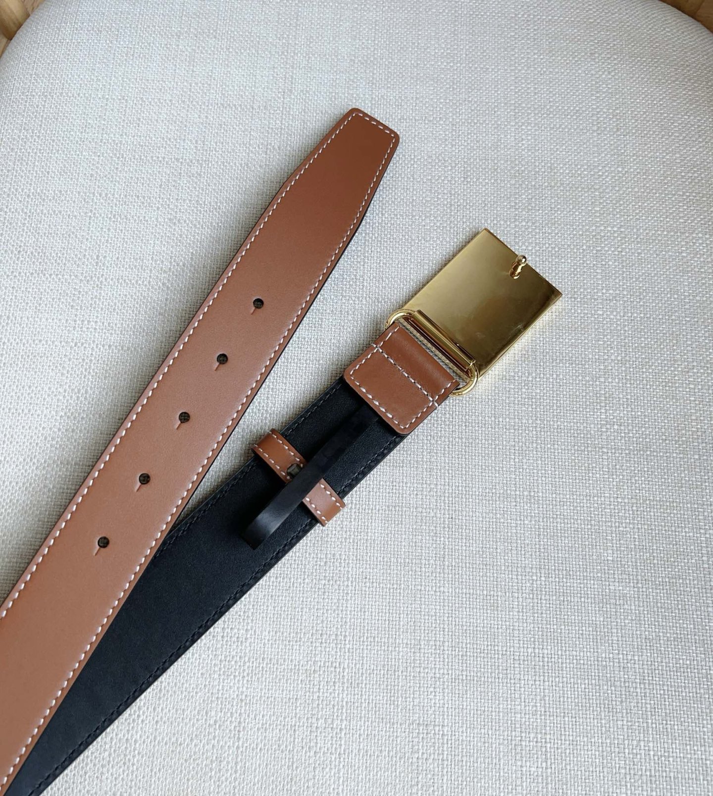 Burberry 巴宝莉专柜同步上新🎉🎉马术骑士饰牌搭配对比感缉明线细节 饰牌搭扣装饰品牌专属标识图案 