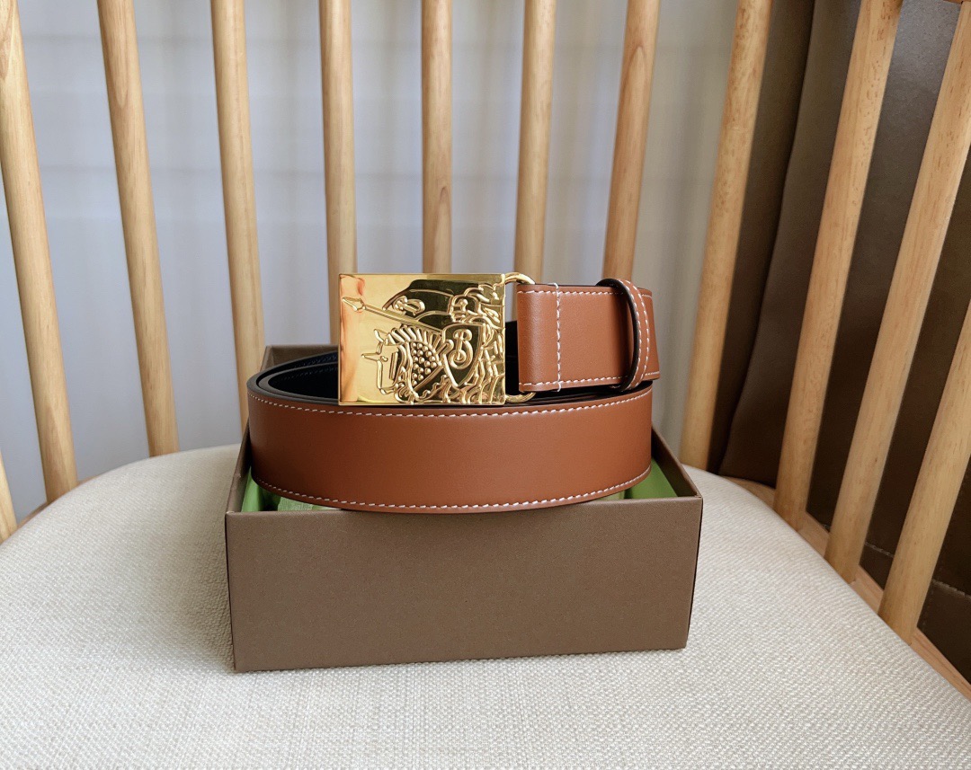 Burberry 巴宝莉专柜同步上新🎉🎉马术骑士饰牌搭配对比感缉明线细节 饰牌搭扣装饰品牌专属标识图案 