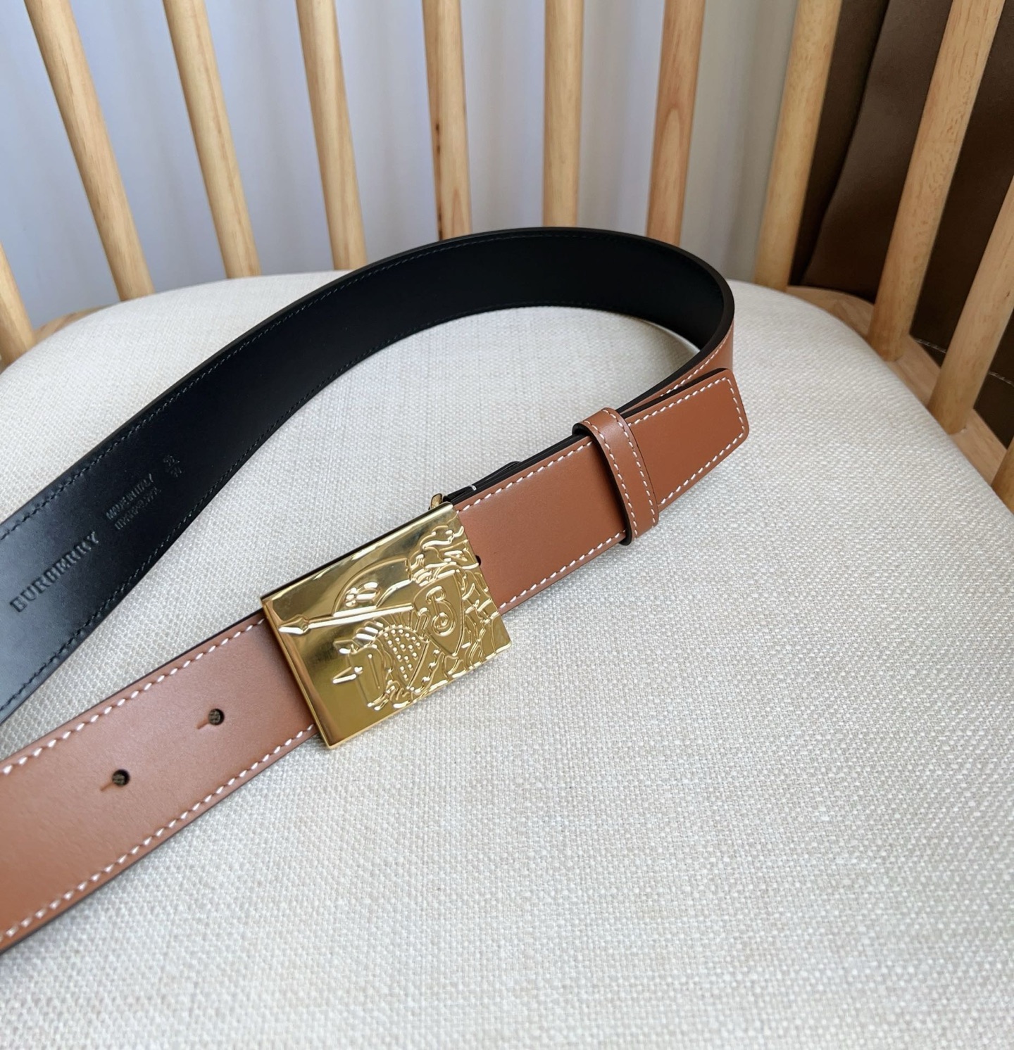 Burberry 巴宝莉专柜同步上新🎉🎉马术骑士饰牌搭配对比感缉明线细节 饰牌搭扣装饰品牌专属标识图案 