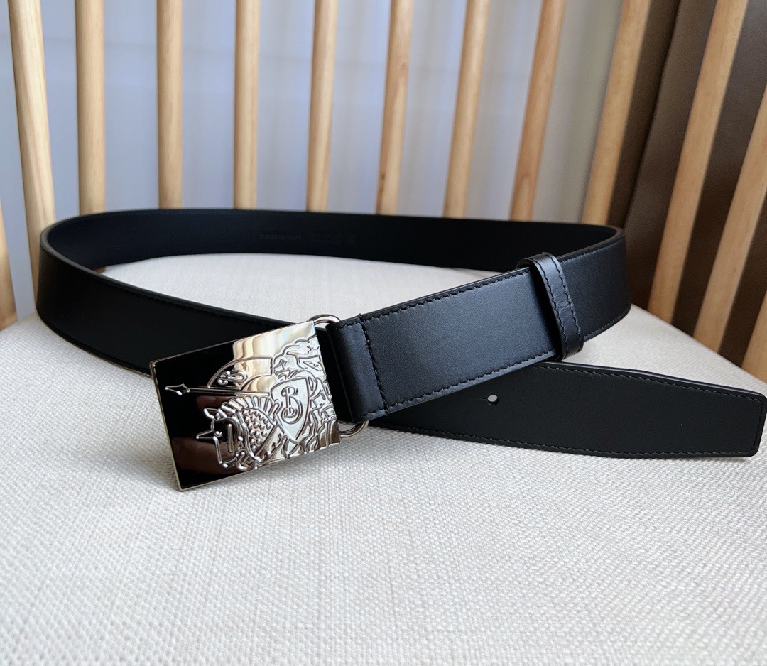 Burberry 巴宝莉专柜同步上新🎉🎉马术骑士饰牌搭配对比感缉明线细节 饰牌搭扣装饰品牌专属标识图案 