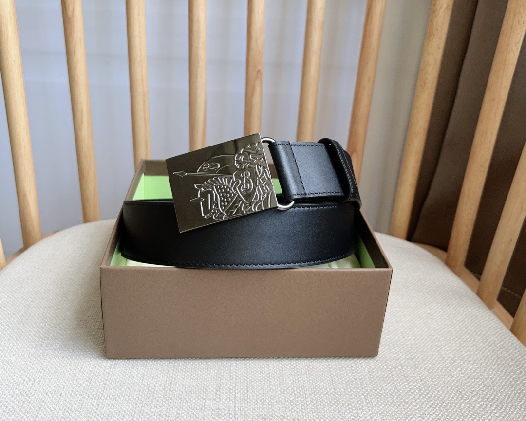 Burberry 巴宝莉专柜同步上新🎉🎉马术骑士饰牌搭配对比感缉明线细节 饰牌搭扣装饰品牌专属标识图案 