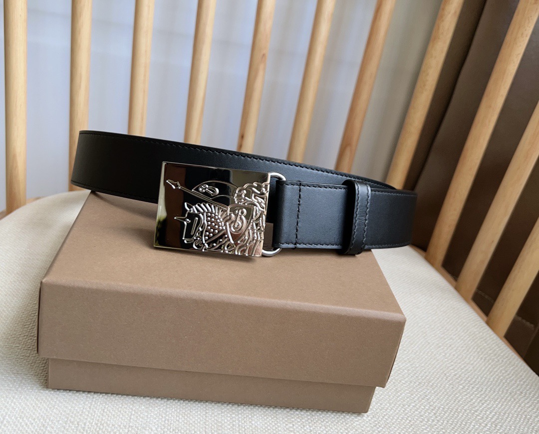 Burberry 巴宝莉专柜同步上新🎉🎉马术骑士饰牌搭配对比感缉明线细节 饰牌搭扣装饰品牌专属标识图案 