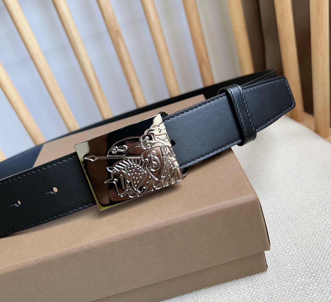 Burberry 巴宝莉专柜同步上新🎉🎉马术骑士饰牌搭配对比感缉明线细节 饰牌搭扣装饰品牌专属标识图案 