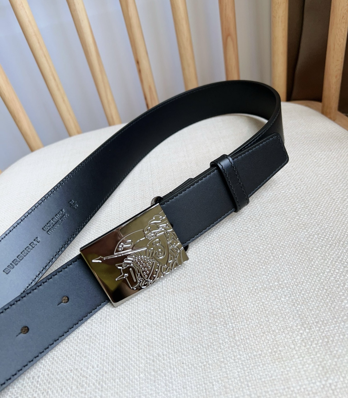 Burberry 巴宝莉专柜同步上新🎉🎉马术骑士饰牌搭配对比感缉明线细节 饰牌搭扣装饰品牌专属标识图案 