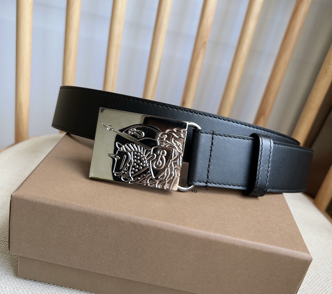 Burberry 巴宝莉专柜同步上新🎉🎉马术骑士饰牌搭配对比感缉明线细节 饰牌搭扣装饰品牌专属标识图案 