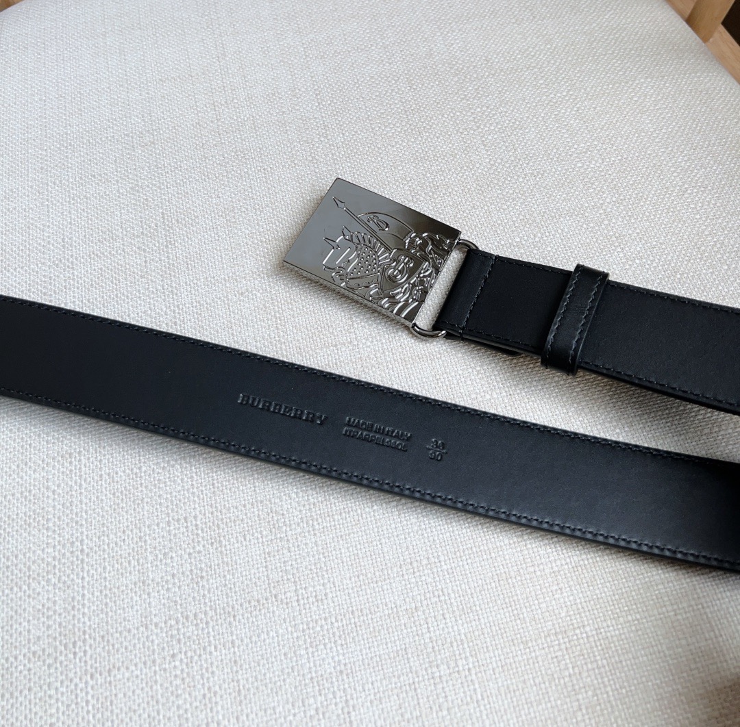 Burberry 巴宝莉专柜同步上新🎉🎉马术骑士饰牌搭配对比感缉明线细节 饰牌搭扣装饰品牌专属标识图案 