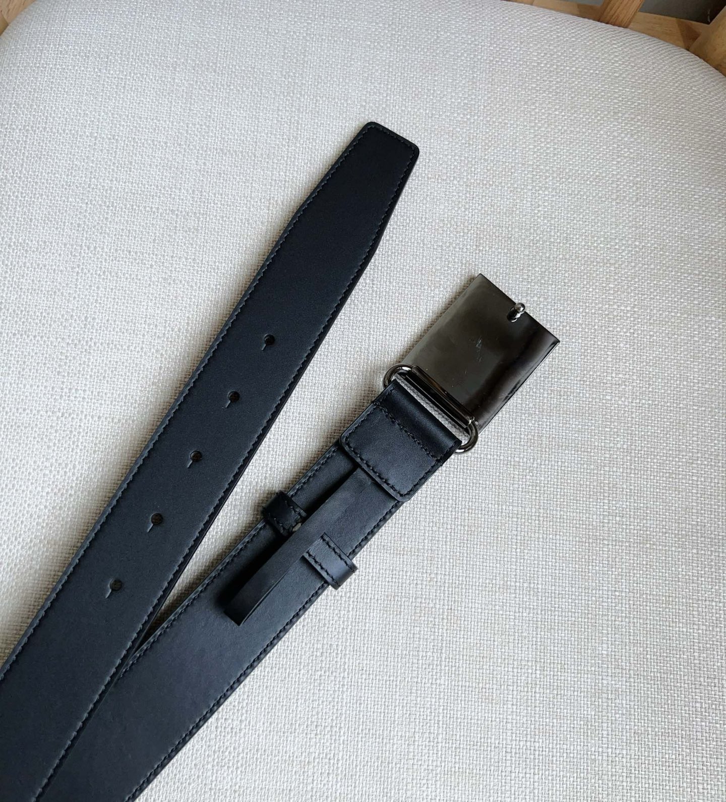 Burberry 巴宝莉专柜同步上新🎉🎉马术骑士饰牌搭配对比感缉明线细节 饰牌搭扣装饰品牌专属标识图案 