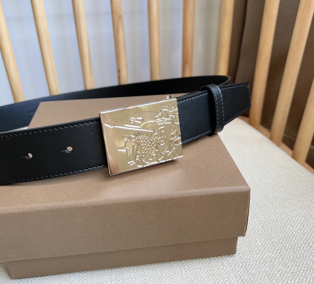 Burberry 巴宝莉专柜同步上新🎉🎉马术骑士饰牌搭配对比感缉明线细节 饰牌搭扣装饰品牌专属标识图案 