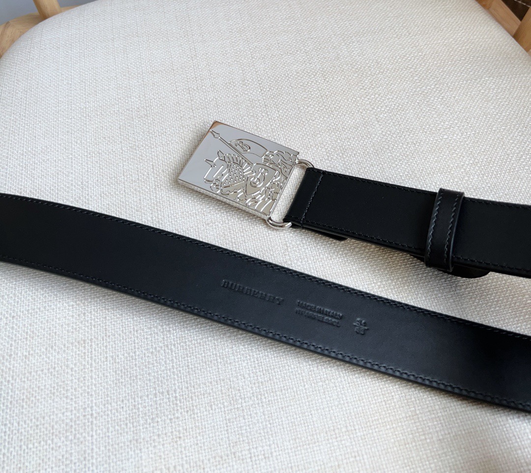 Burberry 巴宝莉专柜同步上新🎉🎉马术骑士饰牌搭配对比感缉明线细节 饰牌搭扣装饰品牌专属标识图案 