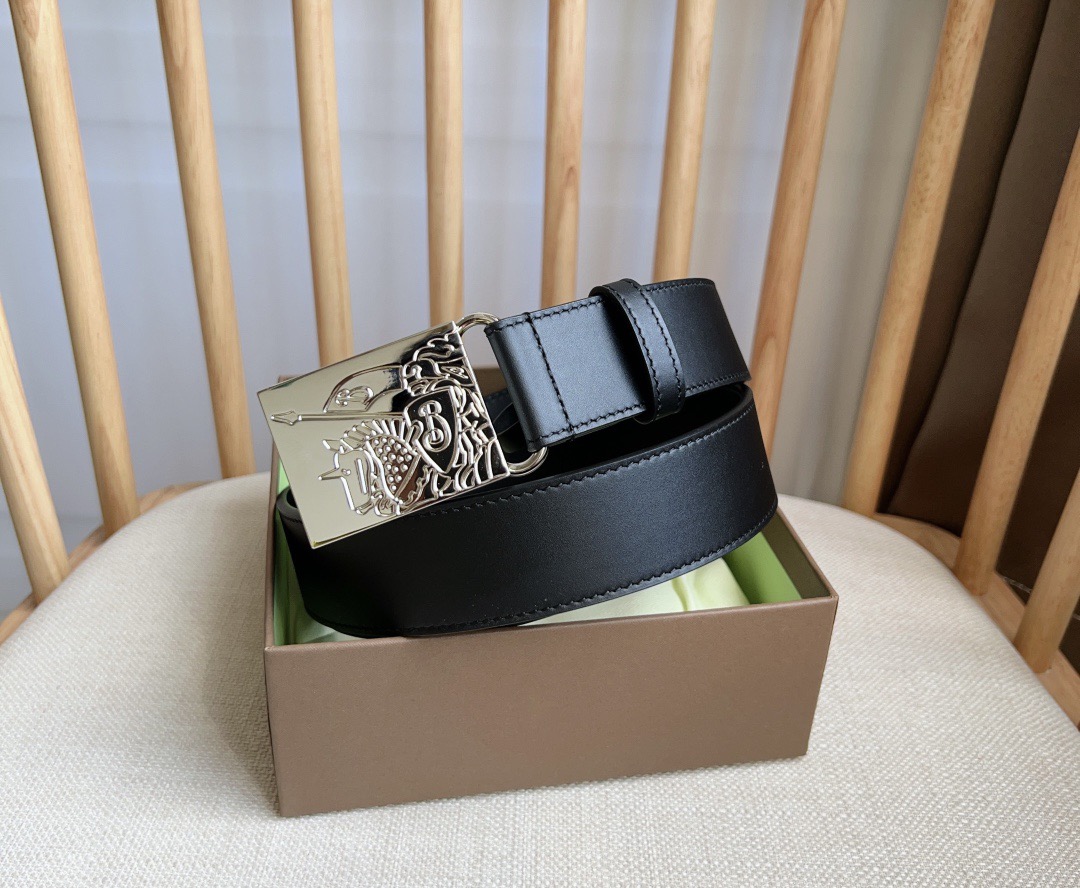 Burberry 巴宝莉专柜同步上新🎉🎉马术骑士饰牌搭配对比感缉明线细节 饰牌搭扣装饰品牌专属标识图案 