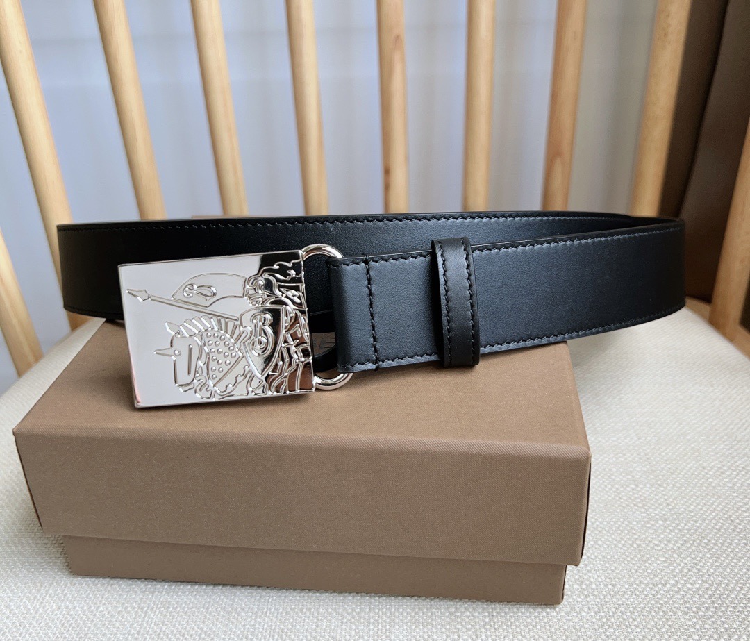 Burberry 巴宝莉专柜同步上新🎉🎉马术骑士饰牌搭配对比感缉明线细节 饰牌搭扣装饰品牌专属标识图案 