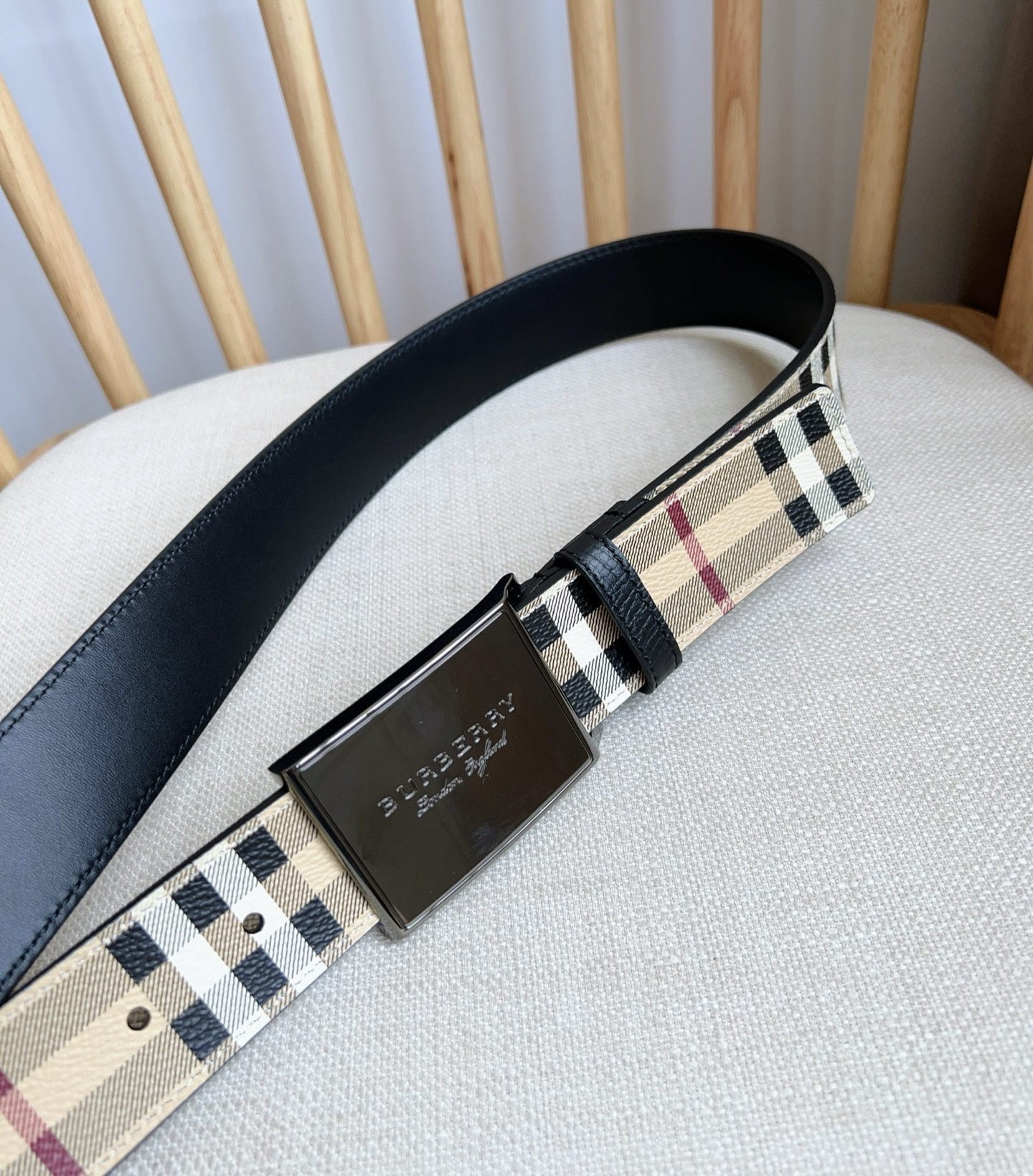 Burberry 巴宝莉专柜同步上新🎉🎉双面两用的意大利制腰带 精选London格纹 配有亮泽抢眼的专属