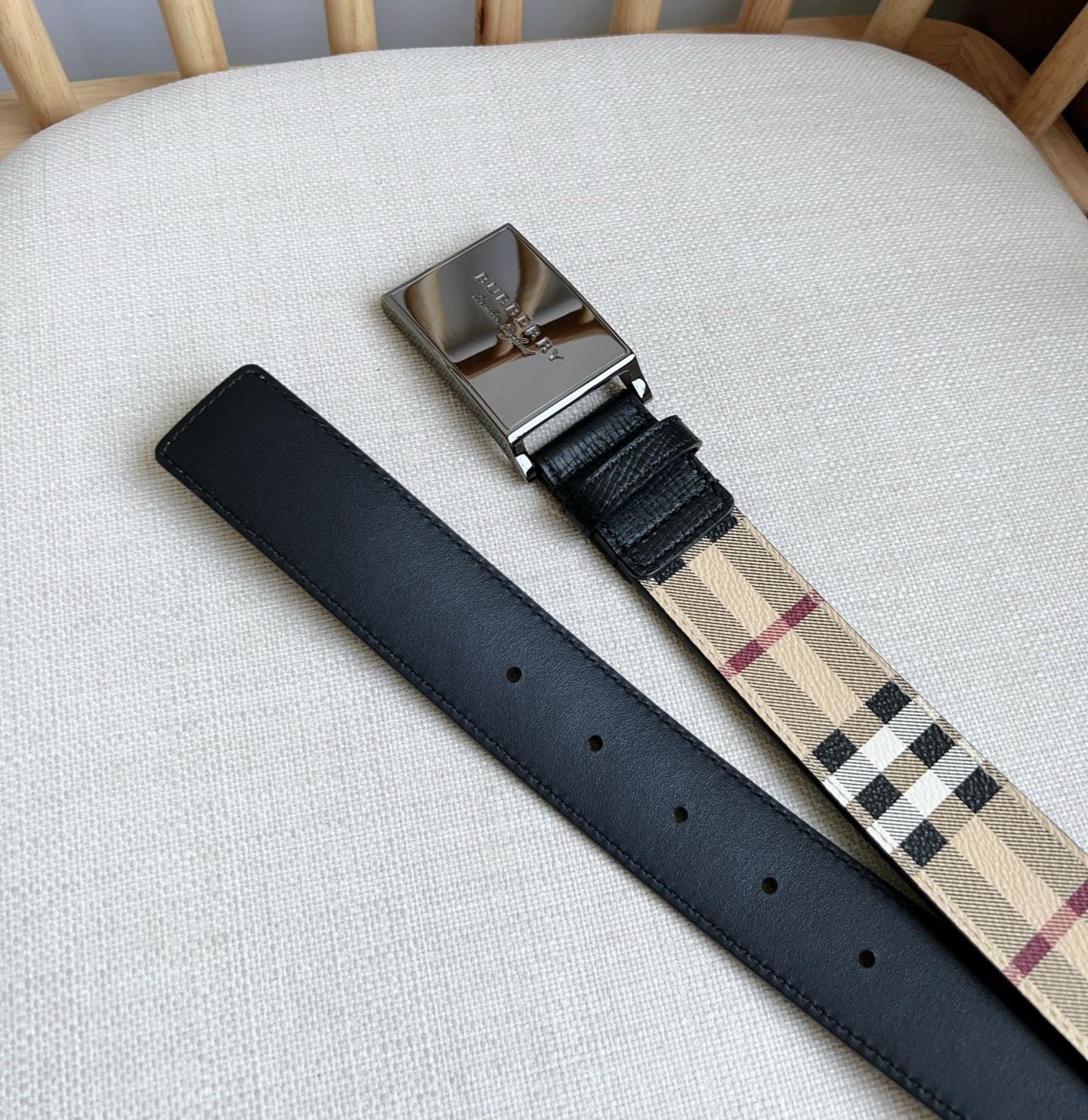 Burberry 巴宝莉专柜同步上新🎉🎉双面两用的意大利制腰带 精选London格纹 配有亮泽抢眼的专属