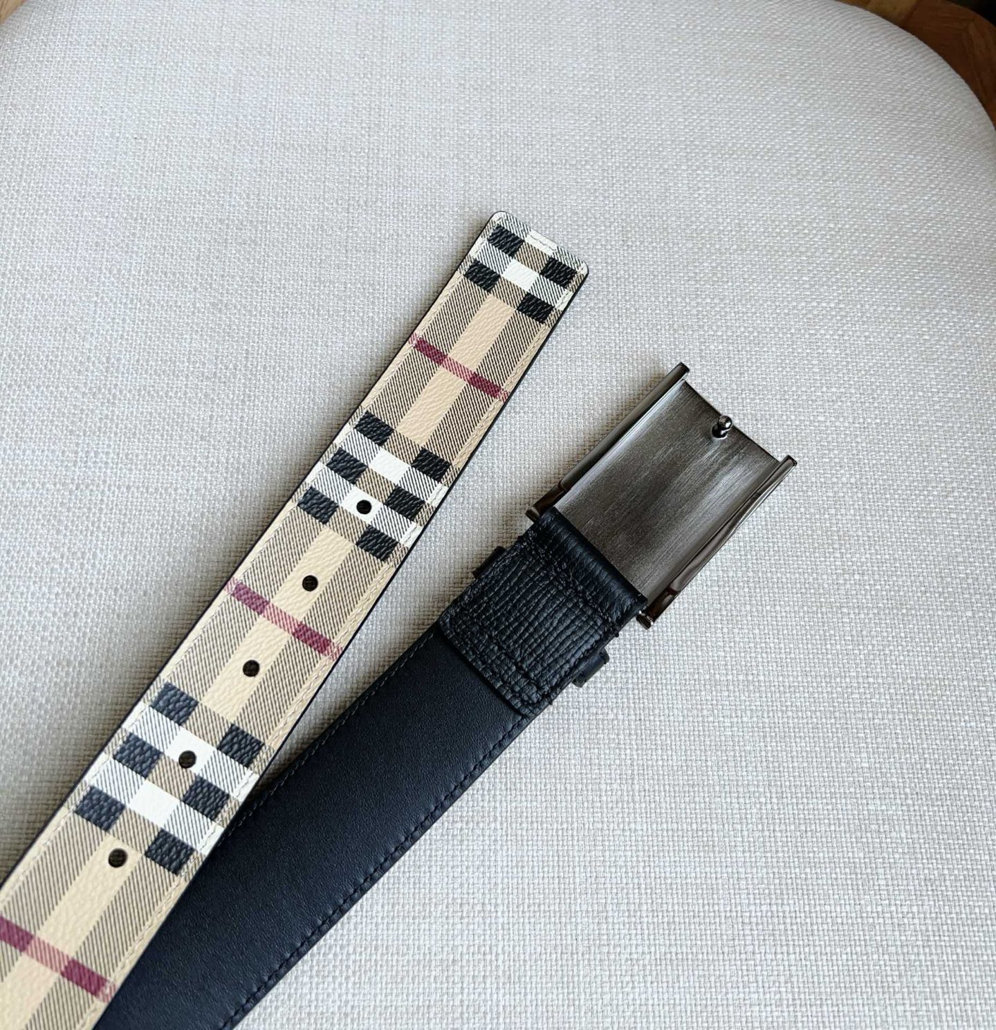 Burberry 巴宝莉专柜同步上新🎉🎉双面两用的意大利制腰带 精选London格纹 配有亮泽抢眼的专属