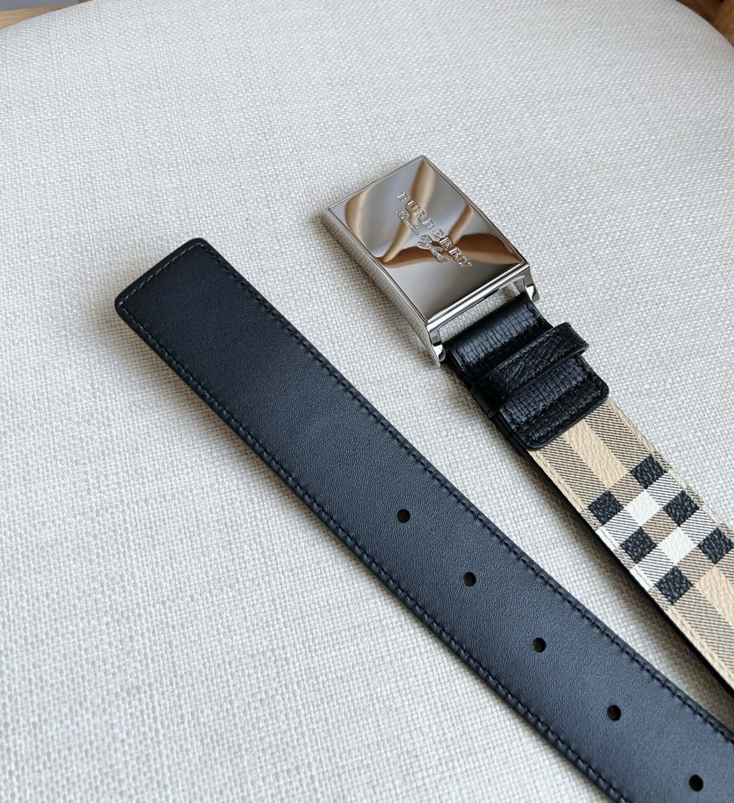 Burberry 巴宝莉专柜同步上新🎉🎉双面两用的意大利制腰带 精选London格纹 配有亮泽抢眼的专属