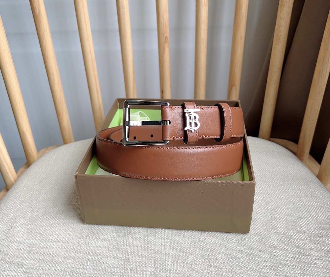 新款 Burberry 巴宝莉专柜同步上新🎉🎉意大利精制的腰带 选用光滑皮革制成 搭配精美的亮泽Thom