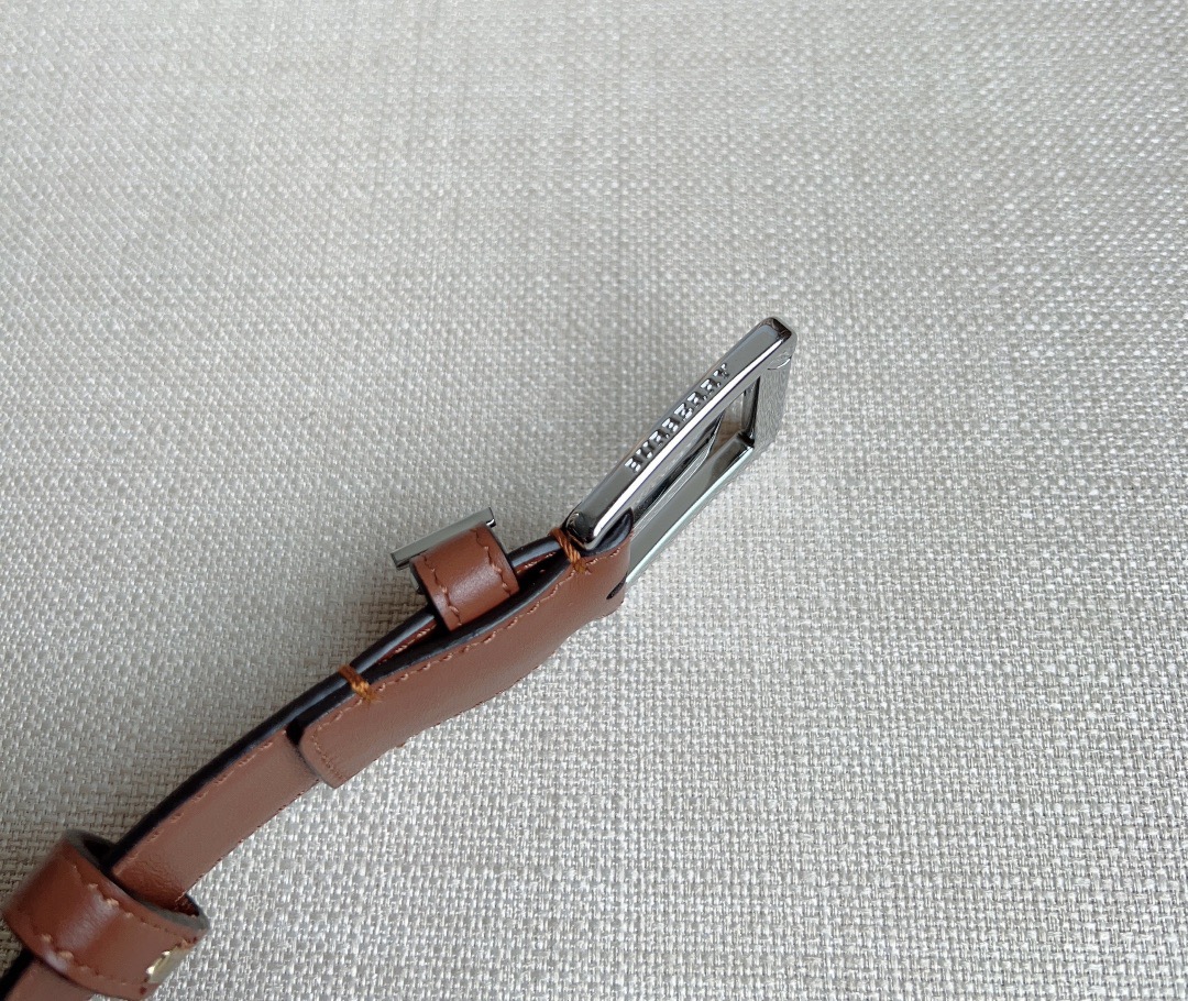 新款 Burberry 巴宝莉专柜同步上新🎉🎉意大利精制的腰带 选用光滑皮革制成 搭配精美的亮泽Thom