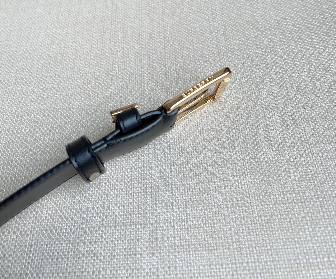 新款 Burberry 巴宝莉专柜同步上新🎉🎉意大利精制的腰带 选用光滑皮革制成 搭配精美的亮泽Thom