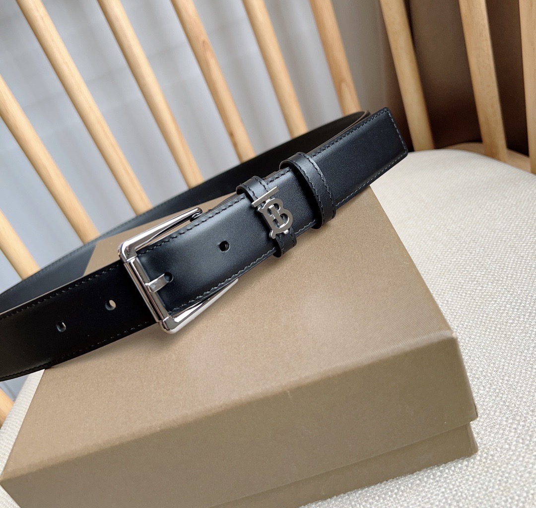 新款 Burberry 巴宝莉专柜同步上新🎉🎉意大利精制的腰带 选用光滑皮革制成 搭配精美的亮泽Thom