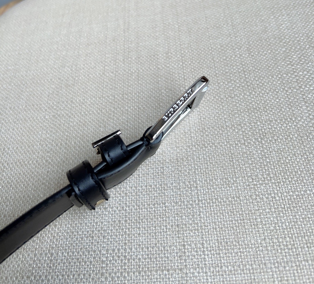 新款 Burberry 巴宝莉专柜同步上新🎉🎉意大利精制的腰带 选用光滑皮革制成 搭配精美的亮泽Thom