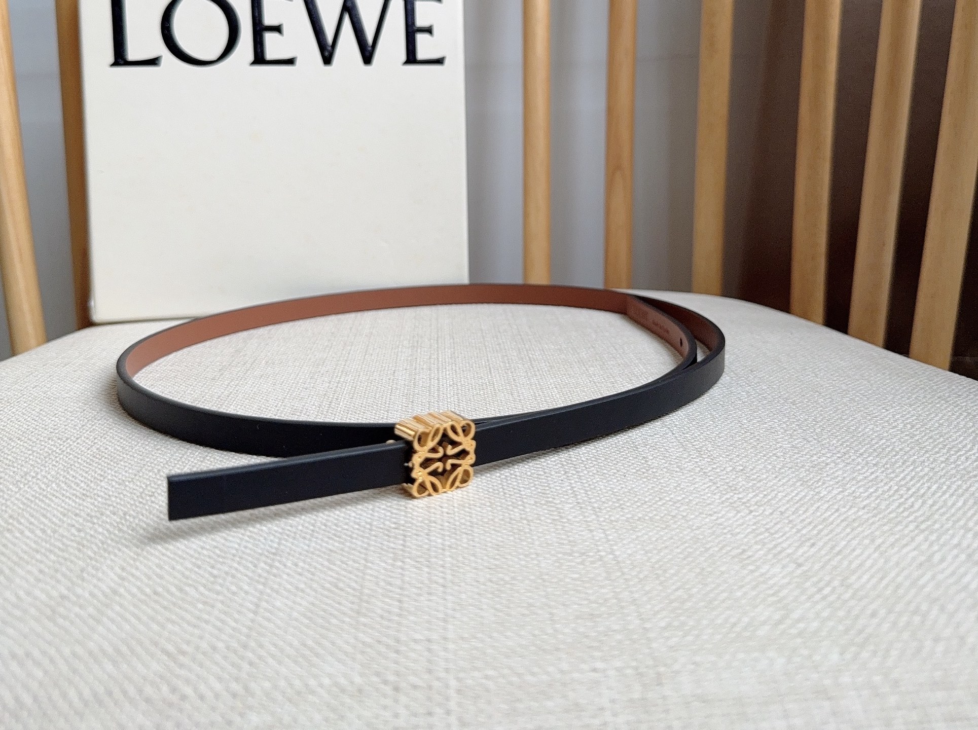 NO:924685,LOEWE (Loewe) counter's latest belt of the same style [Celebration] [Celebration] Made of smooth cow leather double-sided belt with glossy Anagram cube pin buckle, five-hole adjustment, excellent craftsmanship, personalized shape, exquisite material, width: 1.0cm, belt, loewe, loewe, cowhide19860909LOEWE（罗意威）专柜最新同款腰带[庆祝][庆祝] 选用光滑牛皮革双面腰带亮面Anagram立方体针扣 五孔调节 卓越的工艺 个性的造型 精美的材质 宽:1.0cm,皮带,loewe,loewe,cowhide,Belt