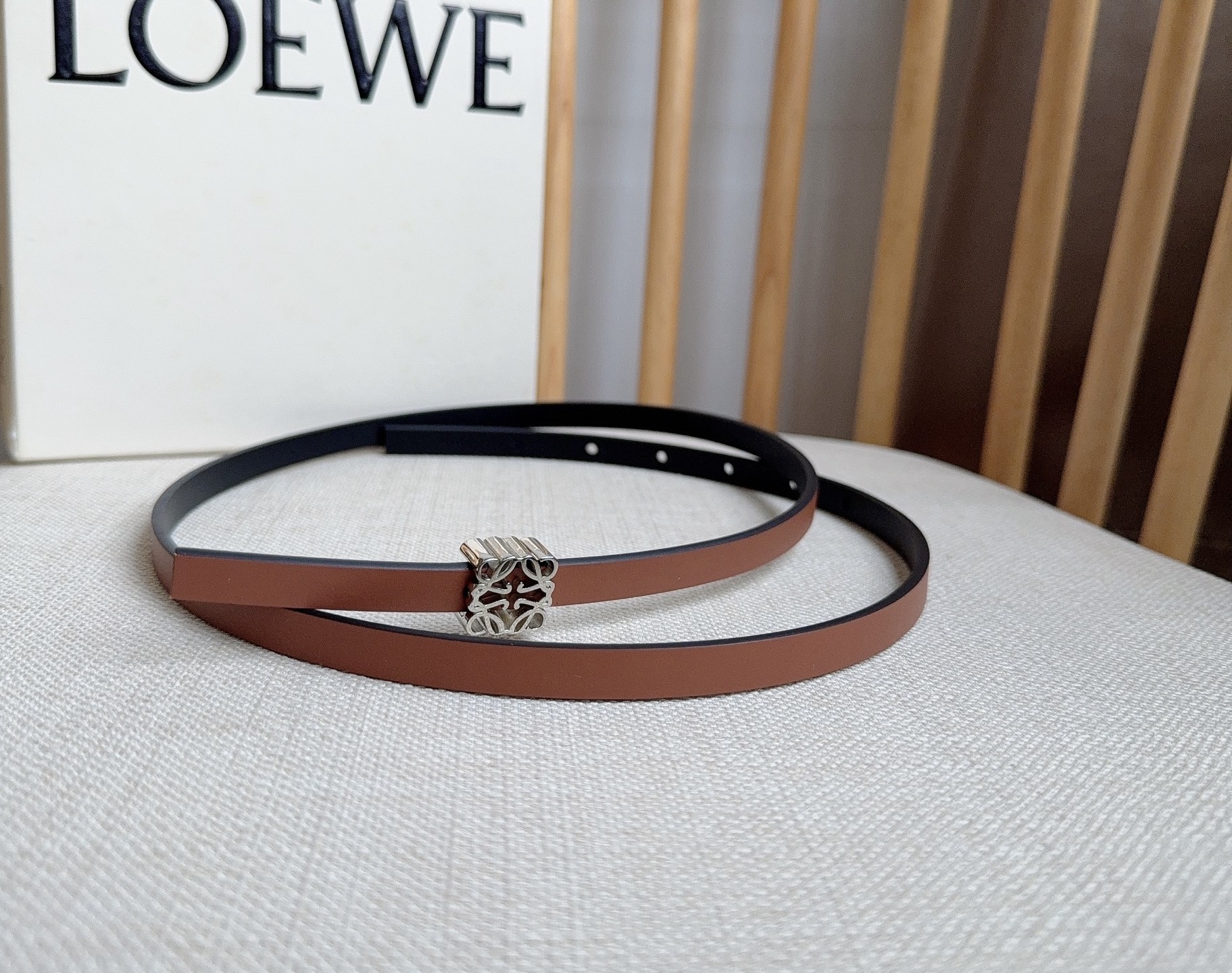 NO:820847,LOEWE (Loewe) counter's latest belt of the same style [Celebration] [Celebration] Made of smooth cow leather double-sided belt with glossy Anagram cube pin buckle, five-hole adjustment, excellent craftsmanship, personalized shape, exquisite material, width: 1.0cm, belt, loewe, loewe, cowhide19860909LOEWE（罗意威）专柜最新同款腰带[庆祝][庆祝] 选用光滑牛皮革双面腰带亮面Anagram立方体针扣 五孔调节 卓越的工艺 个性的造型 精美的材质 宽:1.0cm,皮带,loewe,loewe,cowhide,Belt