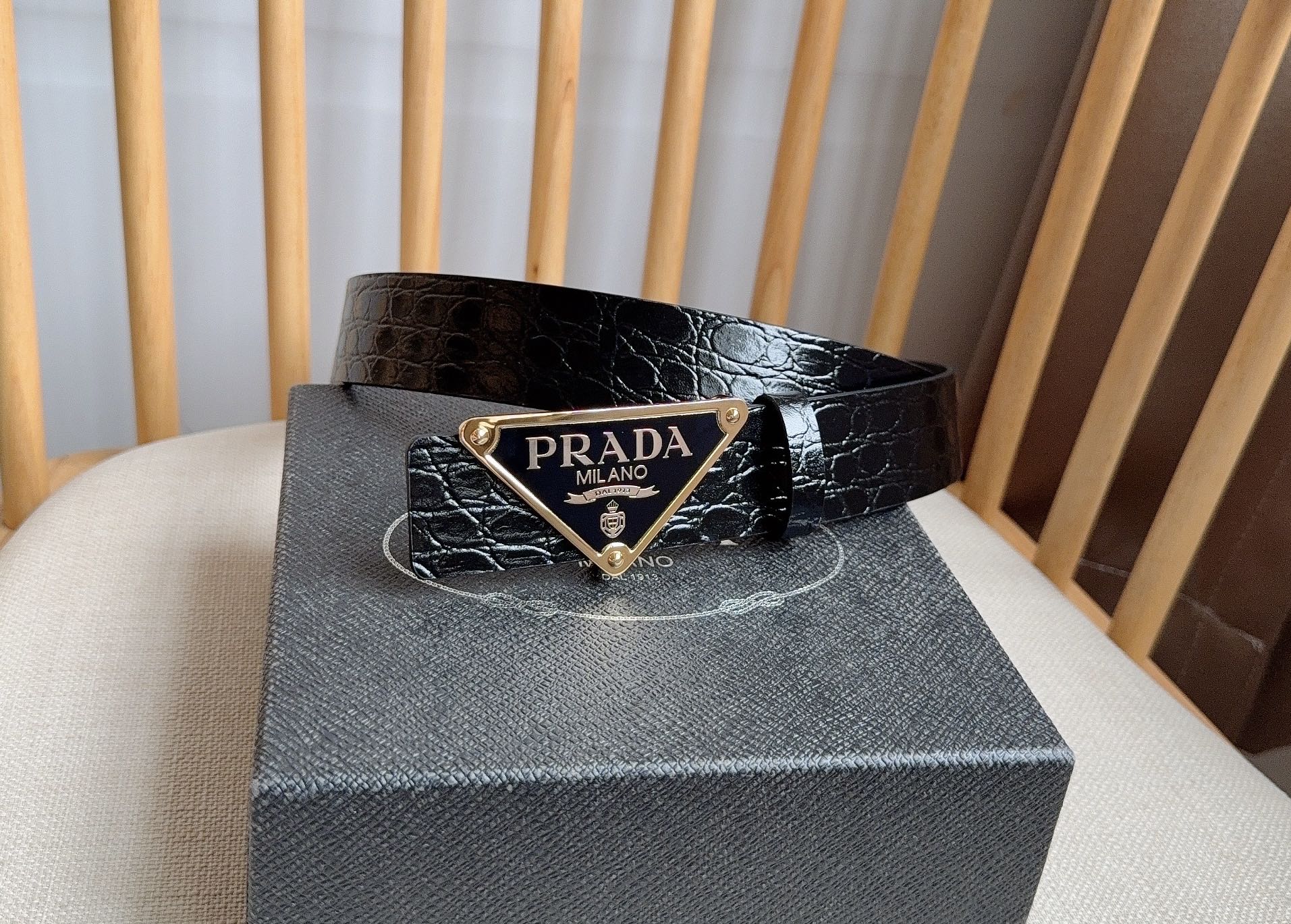 NO:924665,The latest model from PRADA counters. This buckle-style belt comes from the multi-functional modular accessories series and can be matched as you like. This belt is made of exquisite crocodile skin, showing a simple elegance and exquisite texture. Width: 3.5cm, belt, prada, prada, crocodile skin19860909PRADA (普拉达) 专柜最新款  这款搭扣式腰带出自多功能的组合式配饰系列 可随心搭配 这款腰带采用精美的鳄鱼皮打造 绽现简约的优雅格调 呈现精致质感 宽:3.5cm,皮带,prada,prada,crocodile skin,Belt