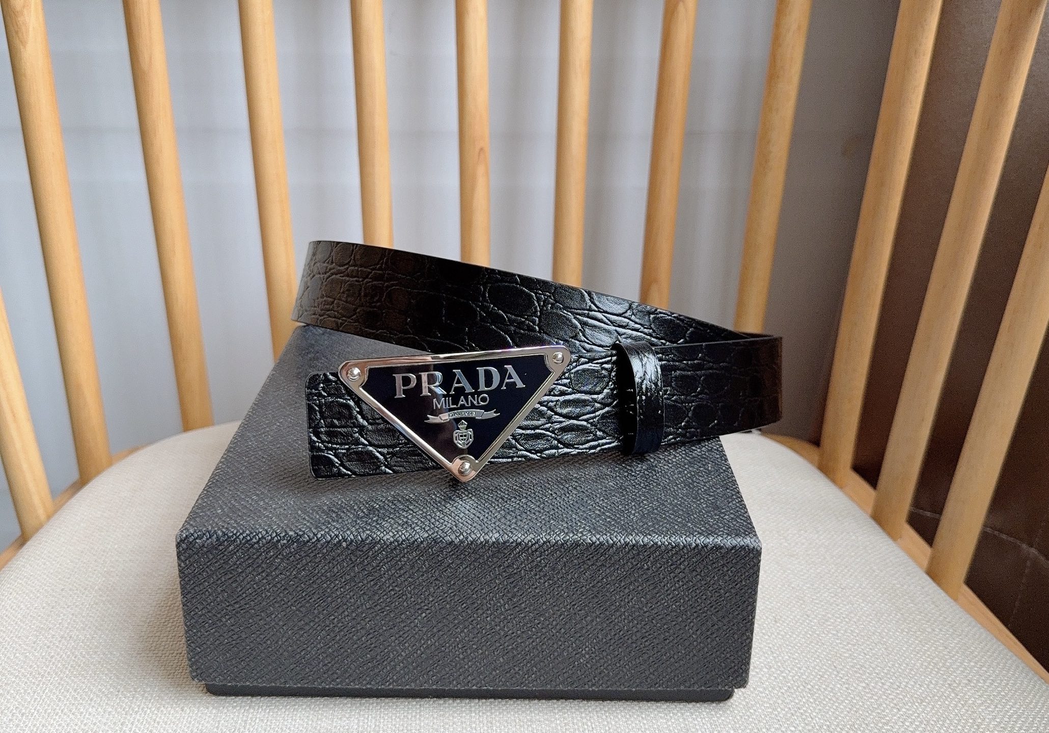 NO:820941,The latest model from PRADA counters. This buckle-style belt comes from the multi-functional modular accessories series and can be matched as you like. This belt is made of exquisite crocodile skin, showing a simple elegance and exquisite texture. Width: 3.5cm, belt, prada, prada, crocodile skin19860909PRADA (普拉达) 专柜最新款  这款搭扣式腰带出自多功能的组合式配饰系列 可随心搭配 这款腰带采用精美的鳄鱼皮打造 绽现简约的优雅格调 呈现精致质感 宽:3.5cm,皮带,prada,prada,crocodile skin,Belt