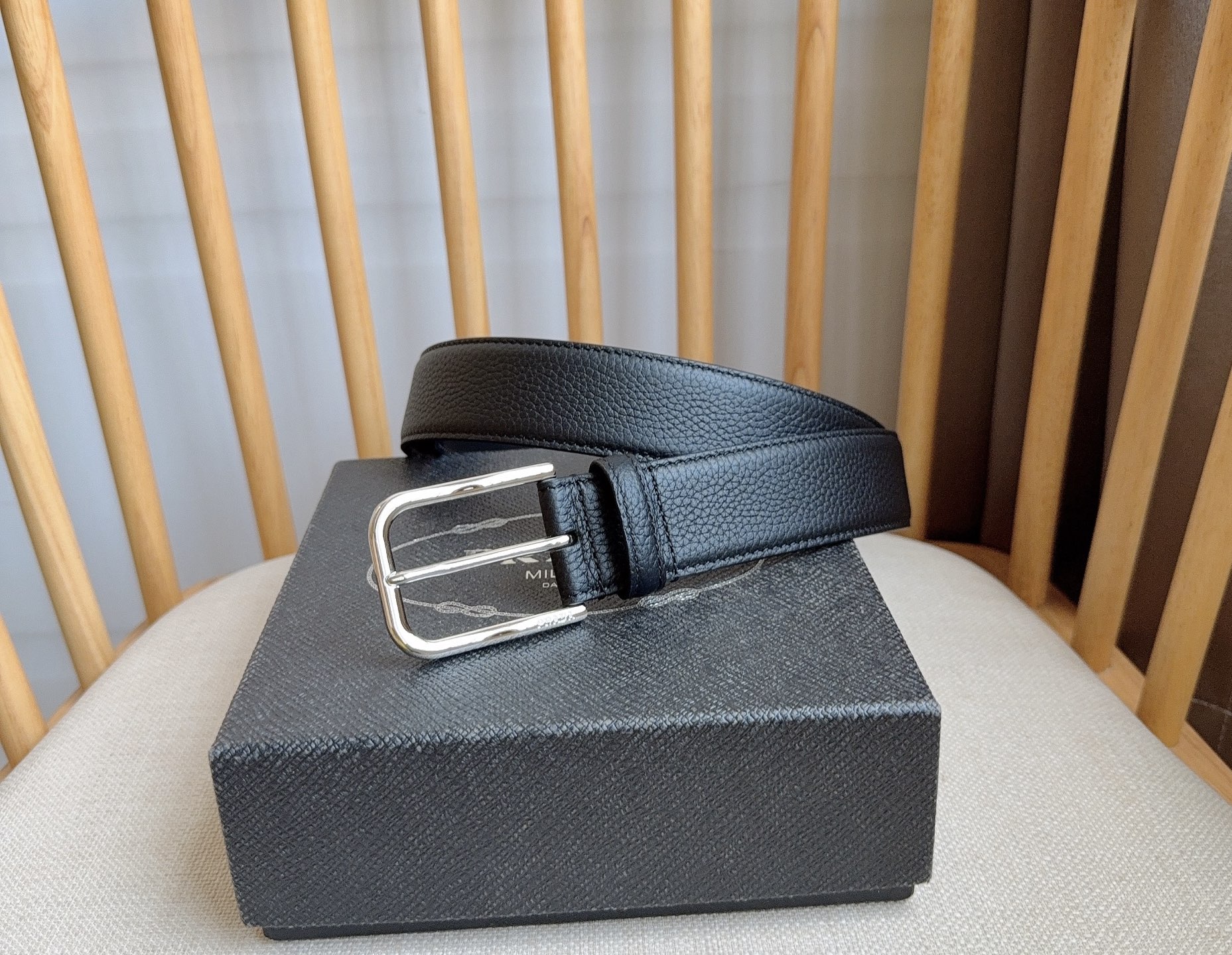 NO:882475,PRADA (Prada) counter's latest model. This belt is exquisite and low-key, elegant and modern. The simple and stylish metal buckle is equipped with an engraved logo and outlines exquisite details. It is an ideal accessory for the Prada men's ready-to-wear series. Width 3.5, belt, prada, prada19860909PRADA (普拉达) 专柜最新款 这款腰带精致低调 优雅摩登 简约时尚的金属带扣配有刻字徽标 勾勒精致细节 是Prada男士成衣系列的理想配饰 宽3.5,皮带,prada,prada,Belt