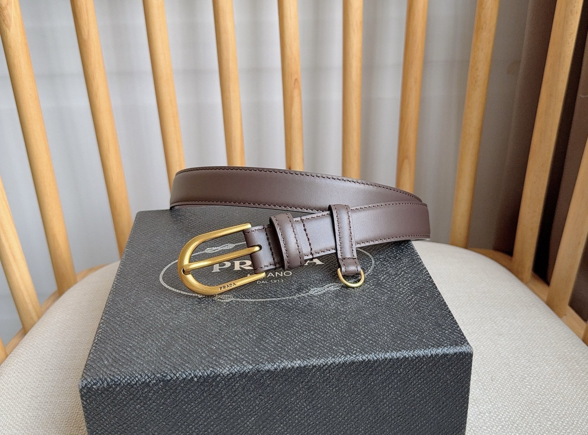NO:882481,The latest model from PRADA counter. This belt shows contemporary style. It is decorated with exquisite handmade details. It is made of leather. The metal buckle outlines a smooth arc. As a touch of sunshine, it has unique characteristics and modernity. It presents a refined texture. Width: 2.5cm, belt, prada, prada.19860909PRADA (普拉达) 专柜最新款  这款腰带彰显当代风格 添缀精致的手工细节 采用皮革材质 金属搭扣勾勒流畅弧线 作为点晴之笔 别具一格的特色和现代感 呈现精致质感 宽:2.5cm,皮带,prada,prada,Belt