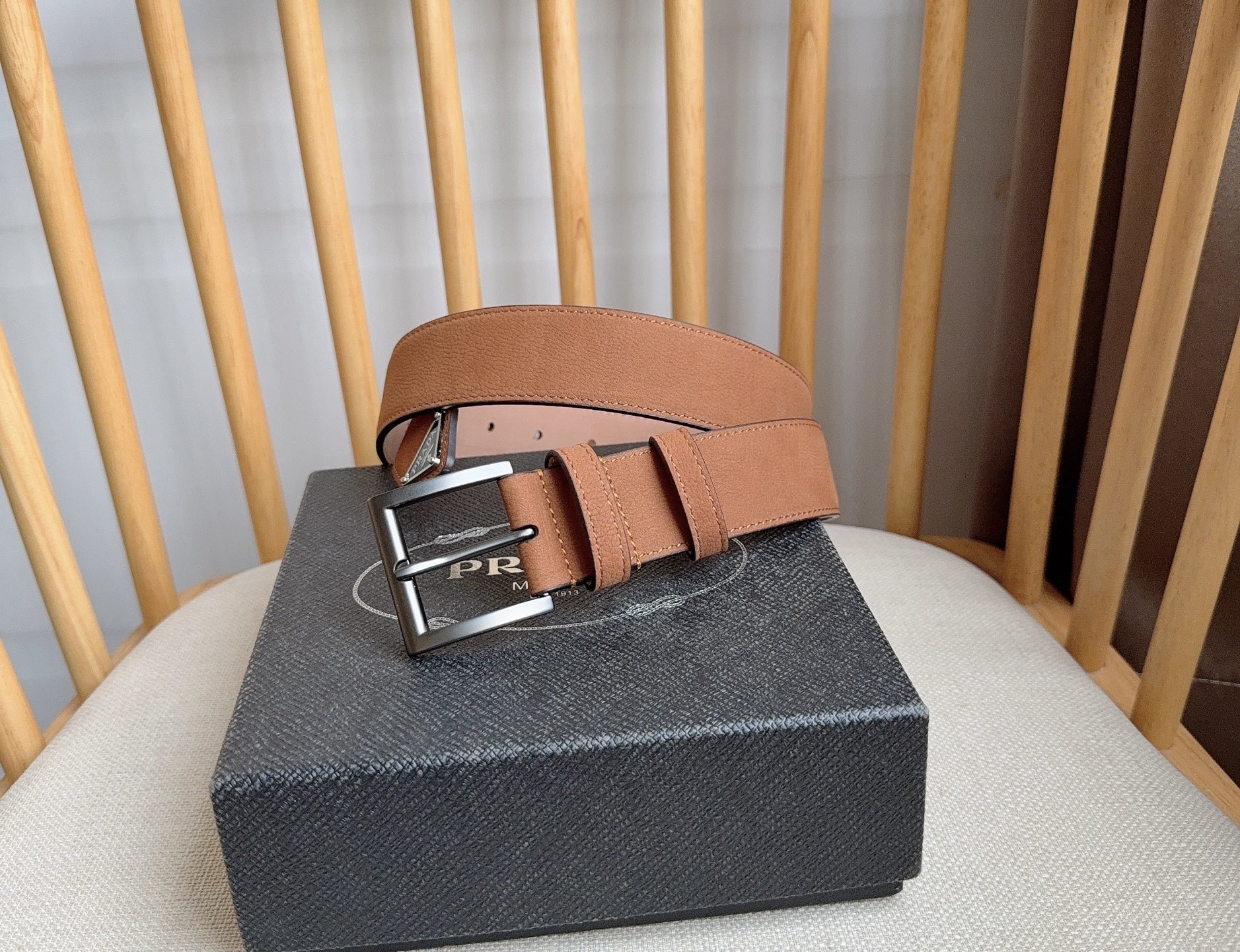 NO:882489,PRADA (Prada) counter's latest model. This simple and exquisite Saffiano leather belt is equipped with a metal buckle. The triangular logo is eye-catchingly decorated on the tip. Saffiano leather has a waxed finish and cross-parallel lines texture. It is the brand's iconic material. It is unisex. Width 3.5, belt, prada, prada19860909PRADA (普拉达) 专柜最新款 这款简约而精致的Saffiano皮革腰带配以金属搭扣 三角形徽标醒目装点尖部 Saffiano皮革呈现涂蜡饰面和交叉平行线纹理 是品牌的标志性材质 男女通用 宽3.5,皮带,prada,prada,Belt