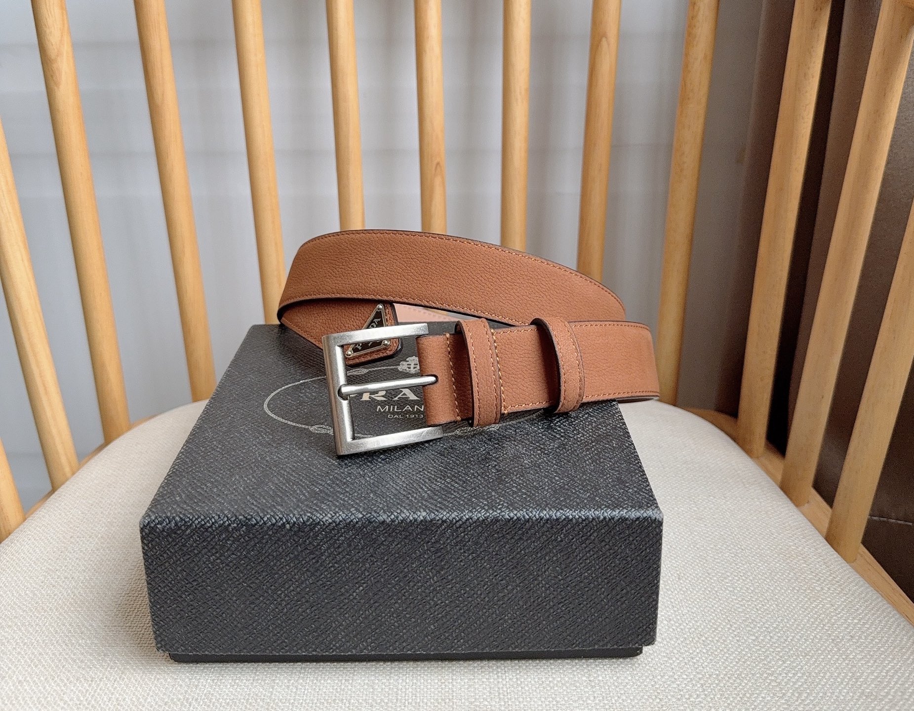 NO:882495,PRADA (Prada) counter's latest model. This simple and exquisite Saffiano leather belt is equipped with a metal buckle. The triangular logo is eye-catchingly decorated on the tip. Saffiano leather has a waxed finish and cross-parallel lines texture. It is the brand's iconic material. It is unisex. Width 3.5, belt, prada, prada19860909PRADA (普拉达) 专柜最新款 这款简约而精致的Saffiano皮革腰带配以金属搭扣 三角形徽标醒目装点尖部 Saffiano皮革呈现涂蜡饰面和交叉平行线纹理 是品牌的标志性材质 男女通用 宽3.5,皮带,prada,prada,Belt