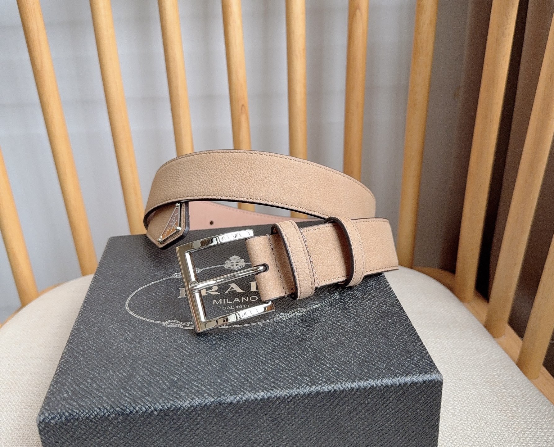 NO:882502,PRADA (Prada) counter's latest model. This simple and exquisite Saffiano leather belt is equipped with a metal buckle. The triangular logo is eye-catchingly decorated on the tip. Saffiano leather has a waxed finish and cross-parallel lines texture. It is the brand's iconic material. It is unisex. Width 3.5, belt, prada, prada19860909PRADA (普拉达) 专柜最新款 这款简约而精致的Saffiano皮革腰带配以金属搭扣 三角形徽标醒目装点尖部 Saffiano皮革呈现涂蜡饰面和交叉平行线纹理 是品牌的标志性材质 男女通用 宽3.5,皮带,prada,prada,Belt