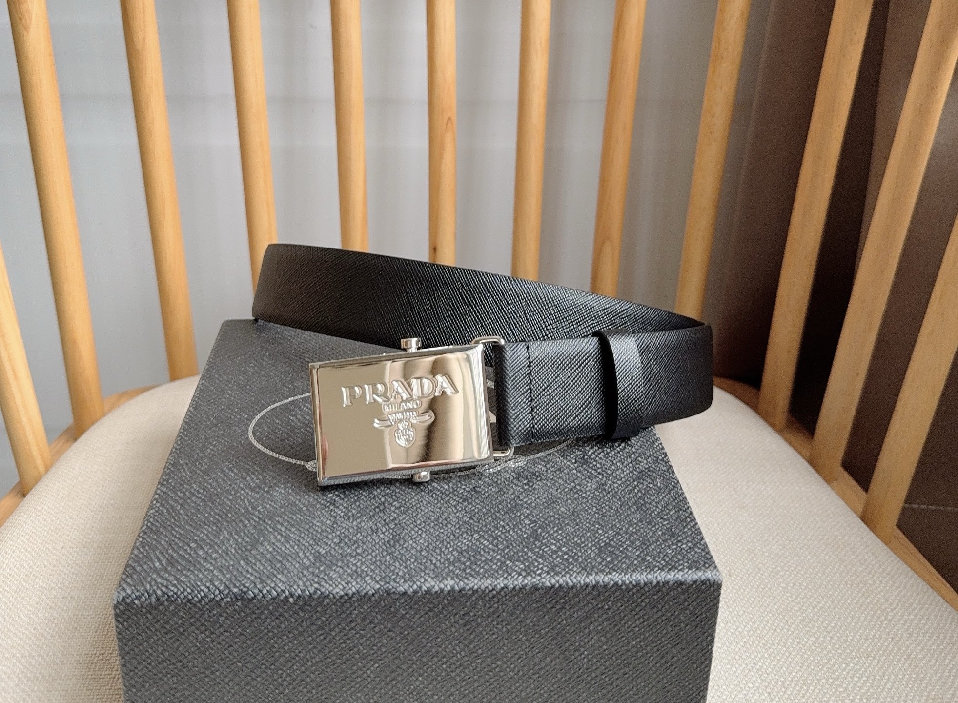 NO:882530,PRADA (Prada) counter's latest model. This versatile accessory has a simple and sophisticated design. The elegant Saffano leather cross parallel lines texture adds a unique and subtle charm. The automatic buckle metal lettering logo embellishes the unique characteristics and modern feeling. Width 3.5, belt, prada, prada19860909PRADA (普拉达) 专柜最新款 这款百搭配饰定格简约而考究的设计 优雅的Saffano皮革交叉平行线纹理平添别样的微妙韵致自动扣金属刻字徽标点缀别具一格的特色和现代感宽3.5,皮带,prada,prada,Belt