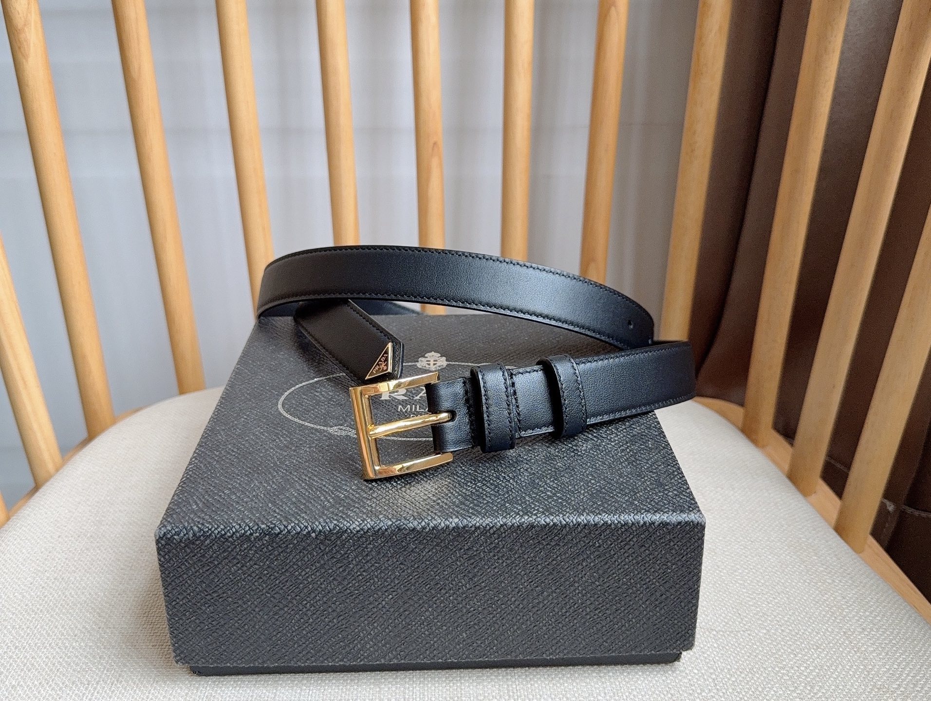 NO:882537,The latest model from PRADA counters. This gorgeous leather belt releases a simple yet sophisticated elegance. The enameled metal triangle logo on the tip shows the iconic element. It is an ideal accessory for the Prada women's ready-to-wear series. Width 2.5, belt, prada, prada19860909PRADA (普拉达) 专柜最新款 这款华美的皮革腰带释放简约而精致的优雅气息 尖部的涂珐琅金属三角形徽标展现标志性元素 是Prada女士成衣系列的理想配饰 宽2.5,皮带,prada,prada,Belt