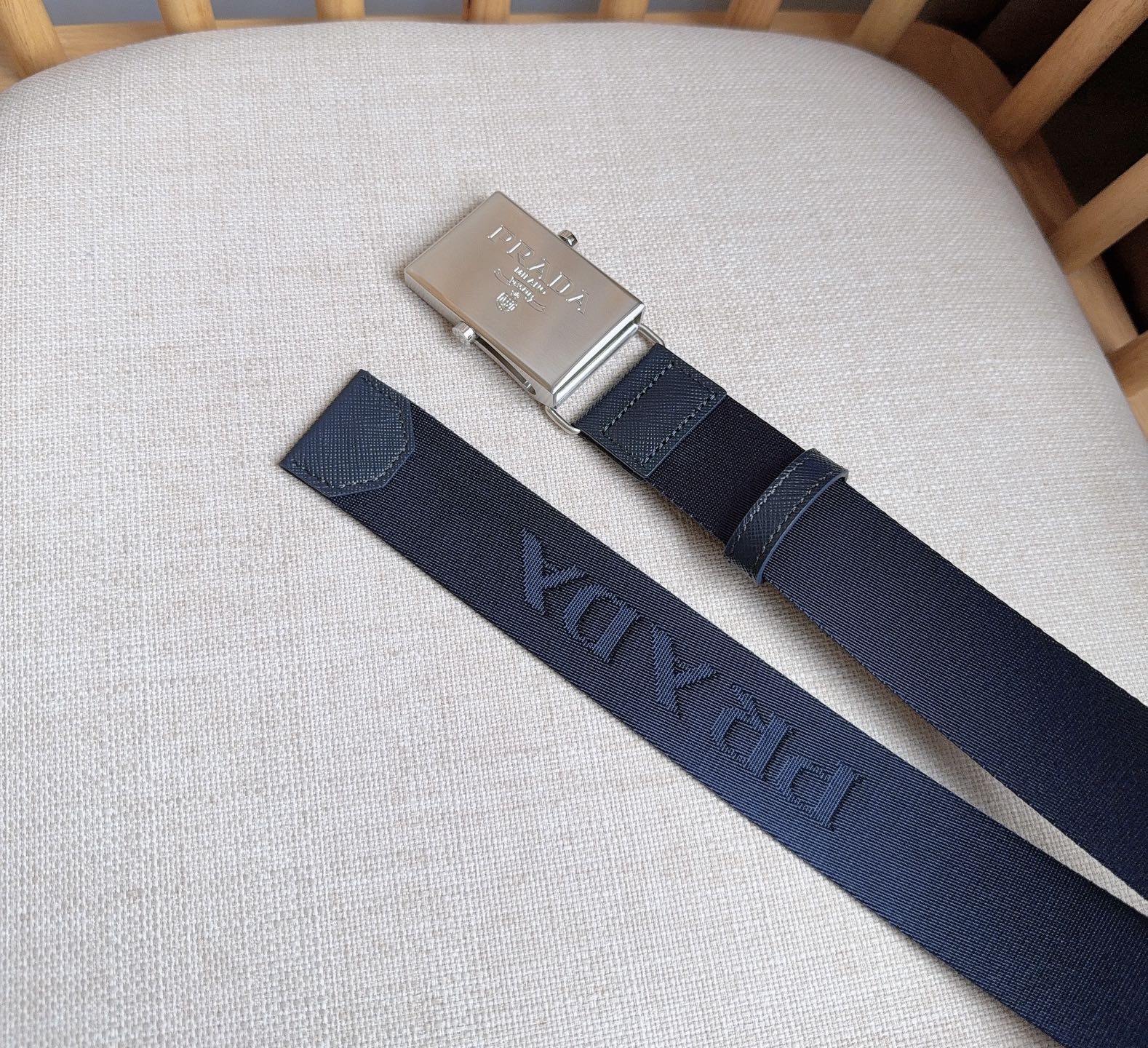 PRADA (普拉达) 专柜最新款 这款棉质织带腰带具有多功能运动风格 饰以Saffiano皮革细节  