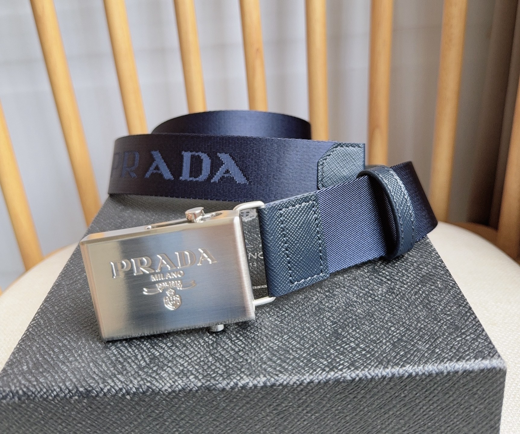 PRADA (普拉达) 专柜最新款 这款棉质织带腰带具有多功能运动风格 饰以Saffiano皮革细节  