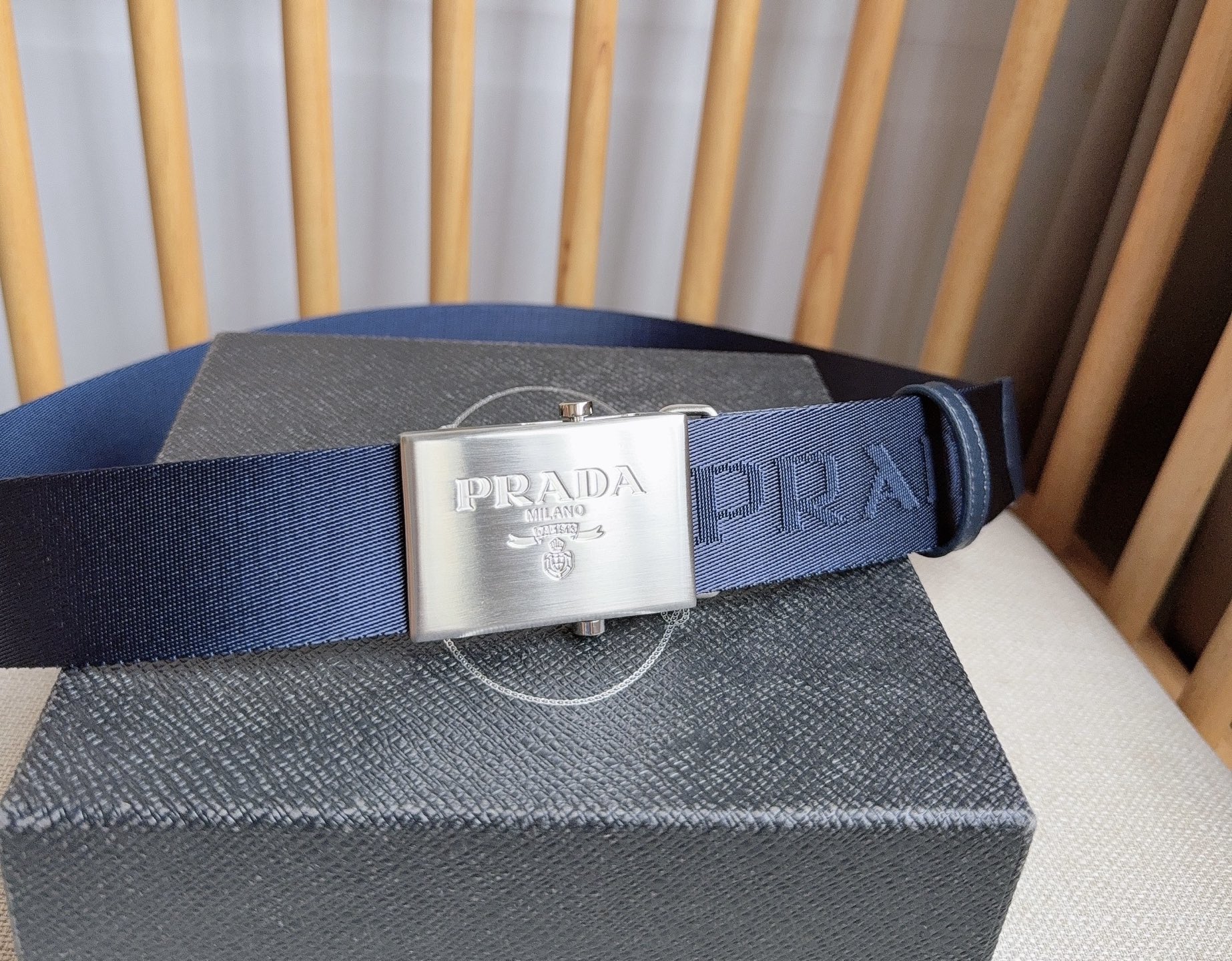 PRADA (普拉达) 专柜最新款 这款棉质织带腰带具有多功能运动风格 饰以Saffiano皮革细节  