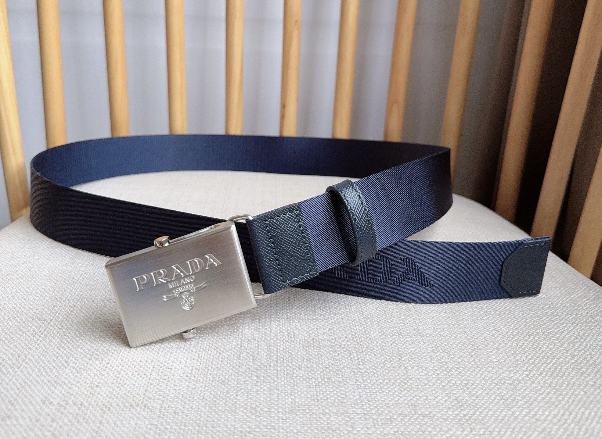 PRADA (普拉达) 专柜最新款 这款棉质织带腰带具有多功能运动风格 饰以Saffiano皮革细节  