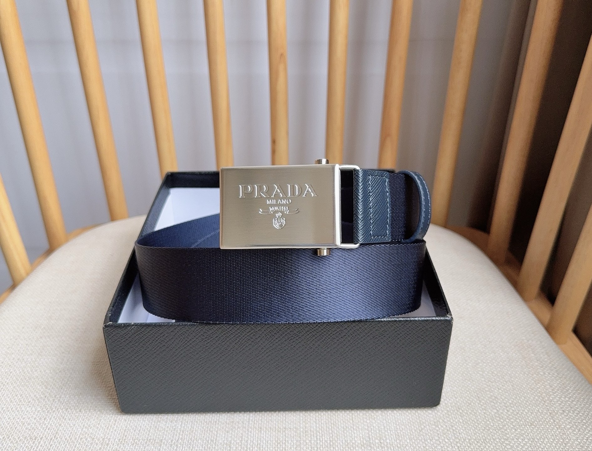 PRADA (普拉达) 专柜最新款 这款棉质织带腰带具有多功能运动风格 饰以Saffiano皮革细节  