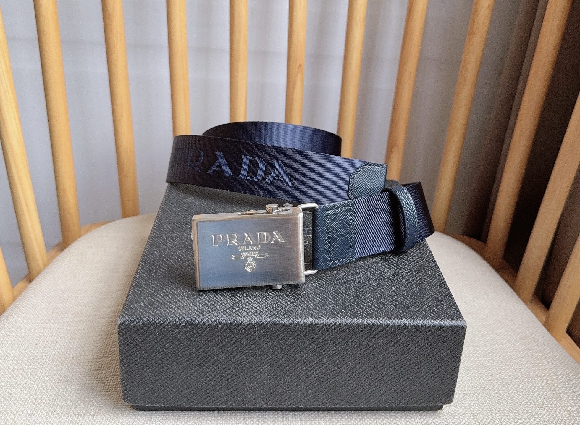 PRADA (普拉达) 专柜最新款 这款棉质织带腰带具有多功能运动风格 饰以Saffiano皮革细节  