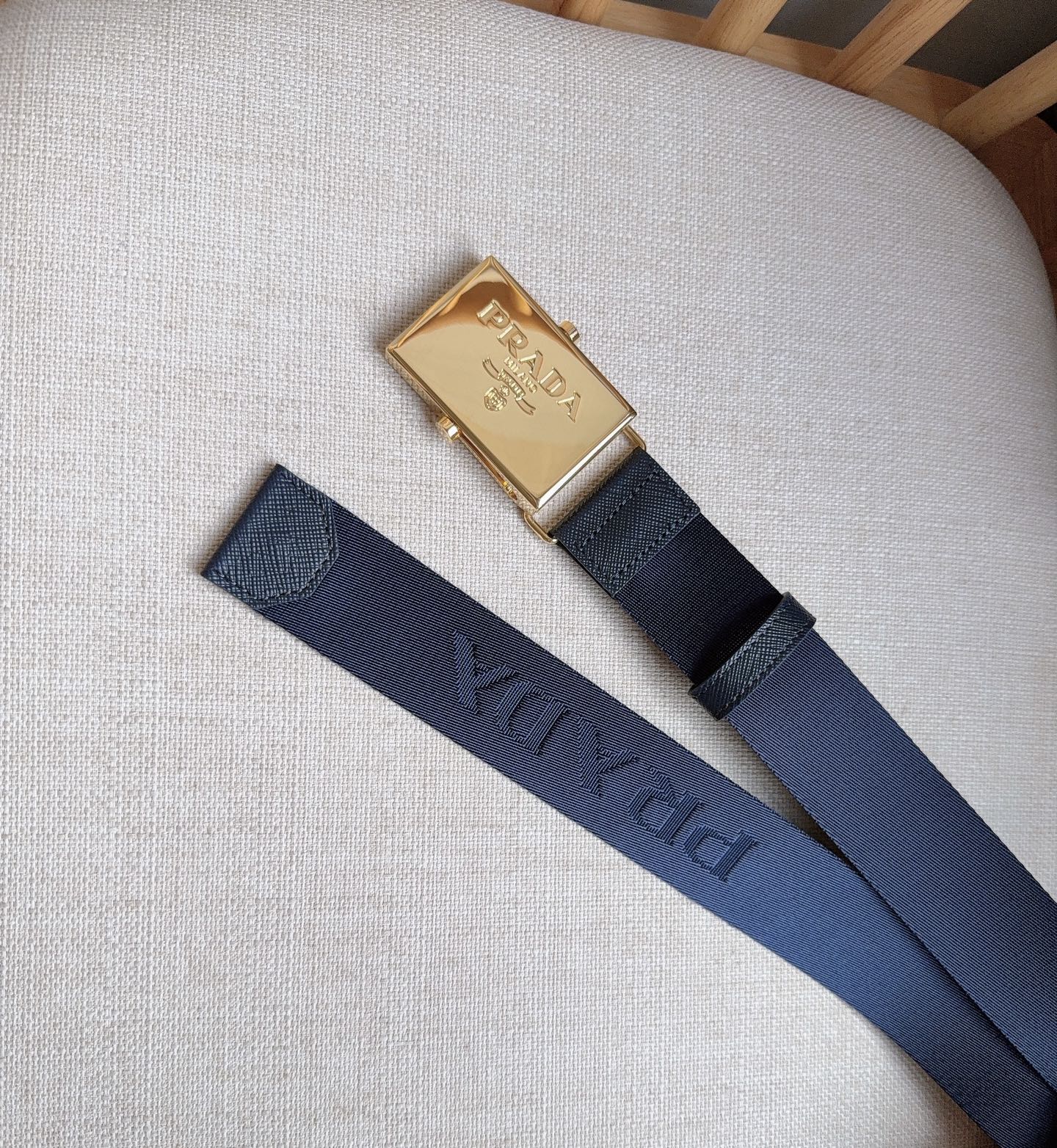 PRADA (普拉达) 专柜最新款 这款棉质织带腰带具有多功能运动风格 饰以Saffiano皮革细节  