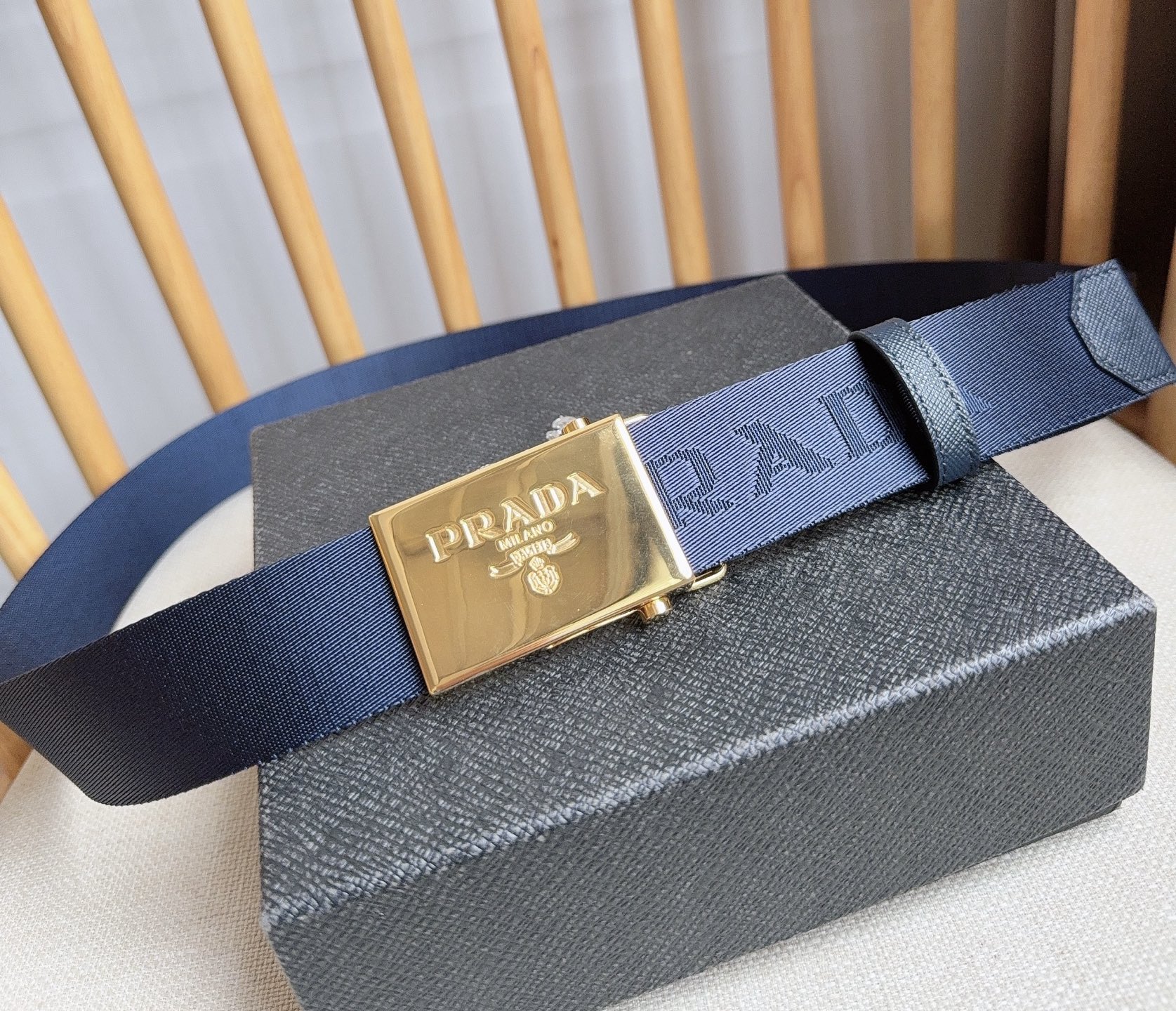 PRADA (普拉达) 专柜最新款 这款棉质织带腰带具有多功能运动风格 饰以Saffiano皮革细节  