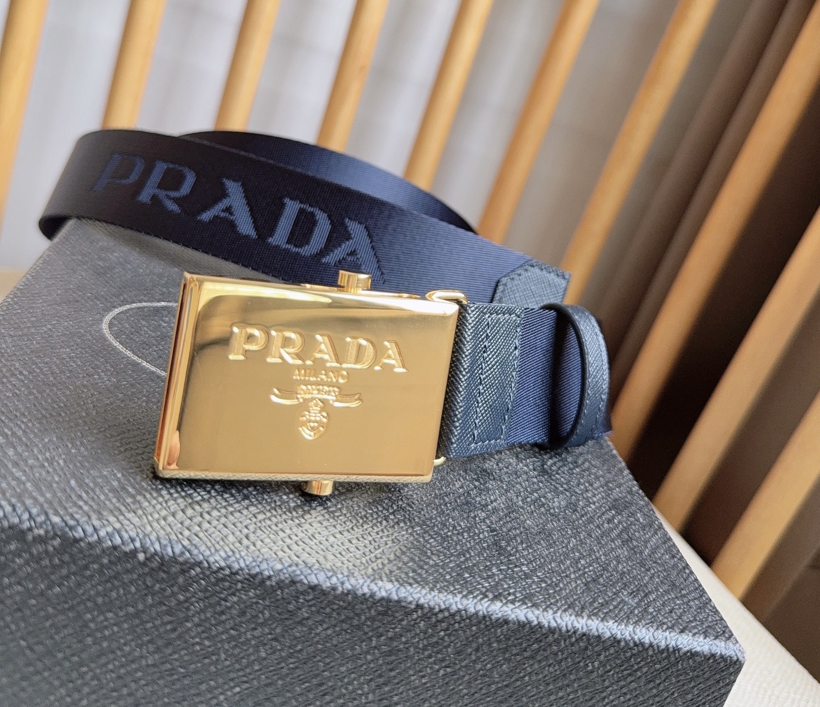 PRADA (普拉达) 专柜最新款 这款棉质织带腰带具有多功能运动风格 饰以Saffiano皮革细节  