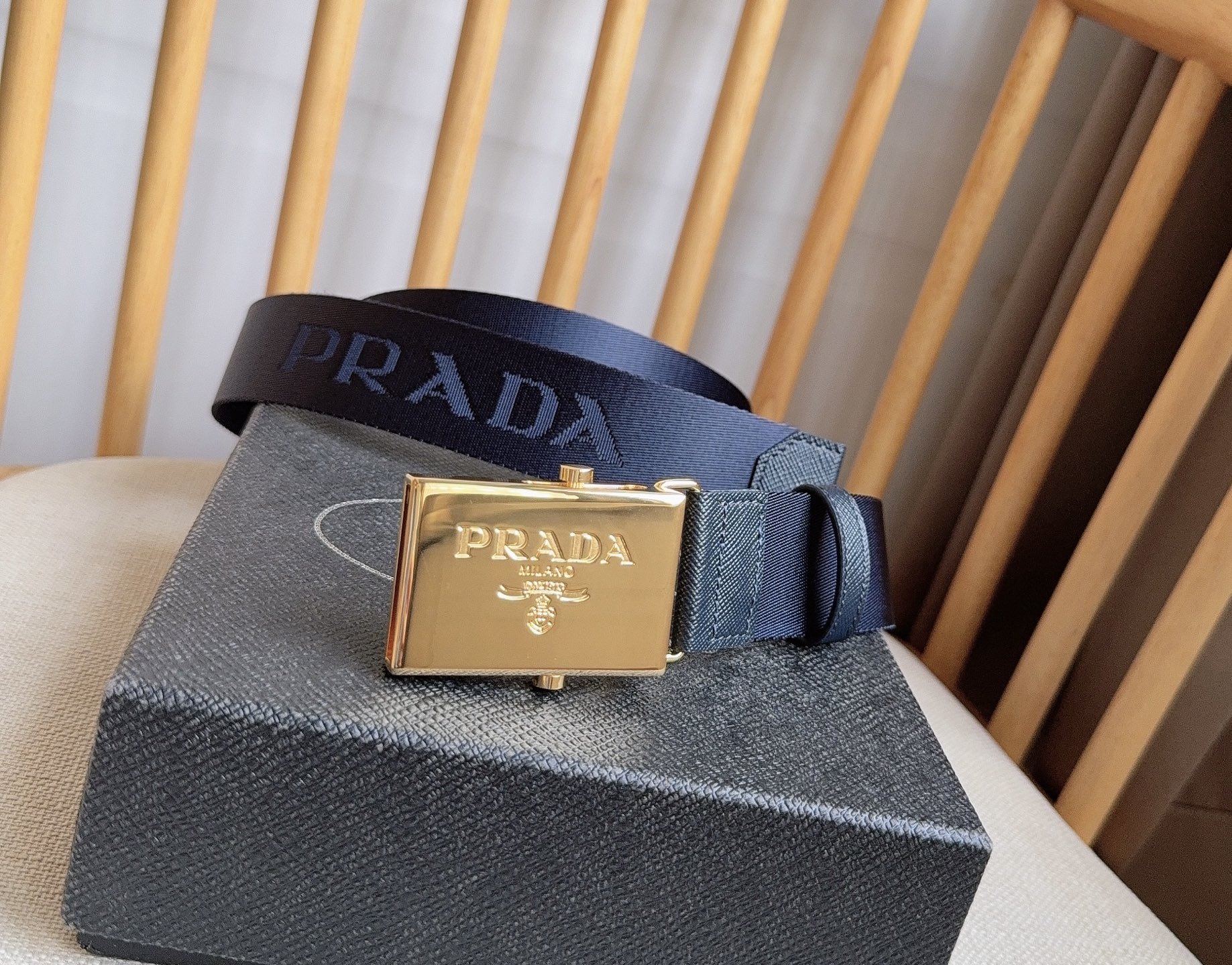 PRADA (普拉达) 专柜最新款 这款棉质织带腰带具有多功能运动风格 饰以Saffiano皮革细节  